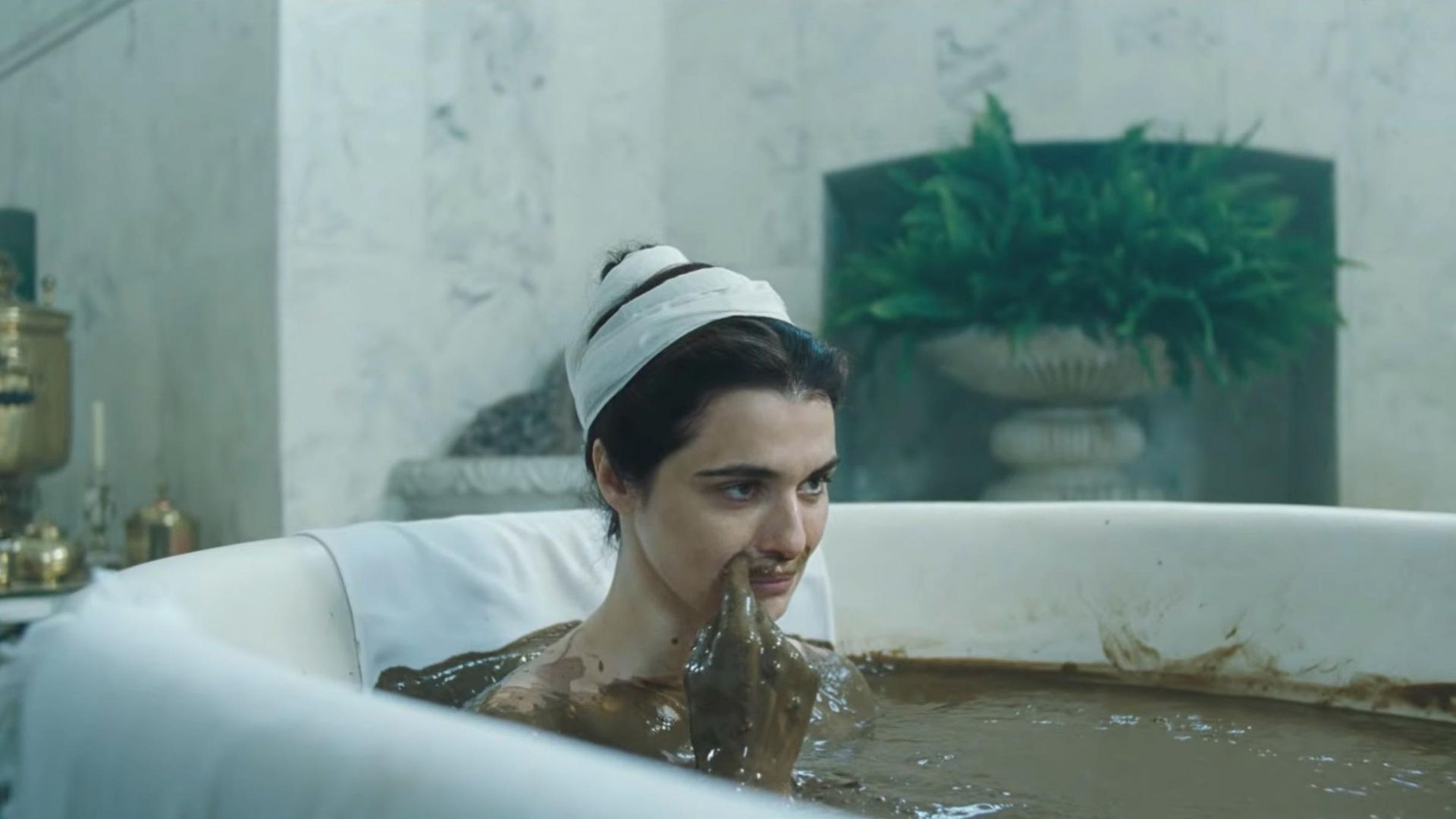 Rachel Weisz en el baño haciéndose un bigote con tierra