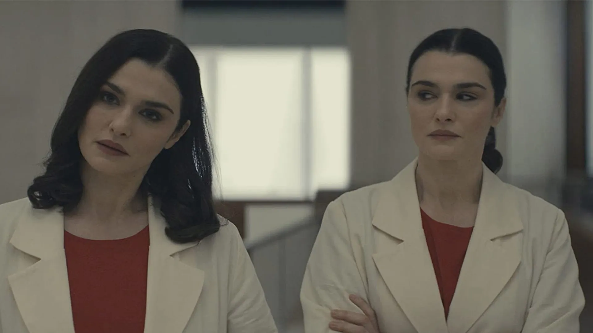 Dos Rachel Weisz con batas blancas