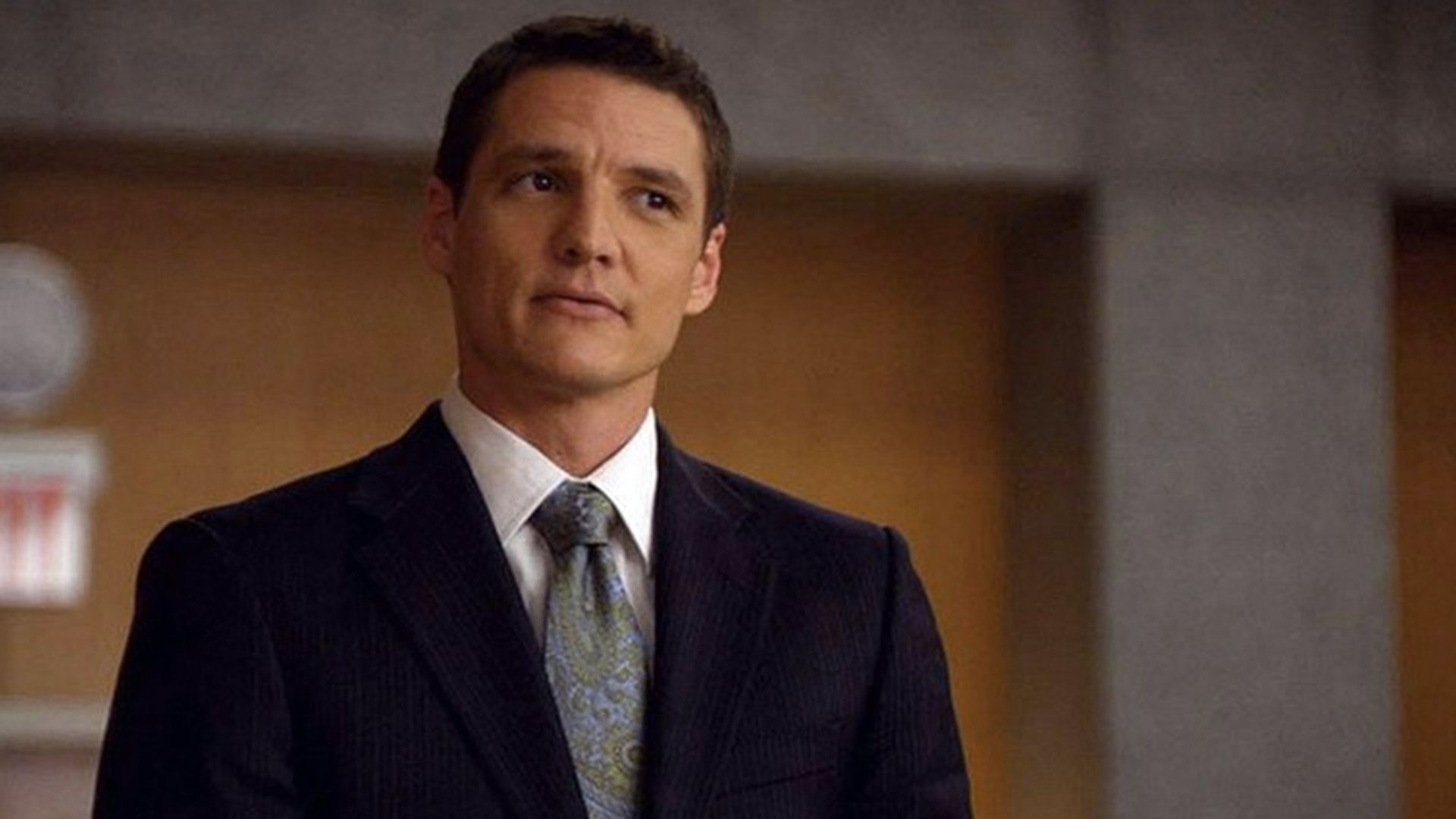 Pedro Pascal con un blazer en la serie "The Good Wife"