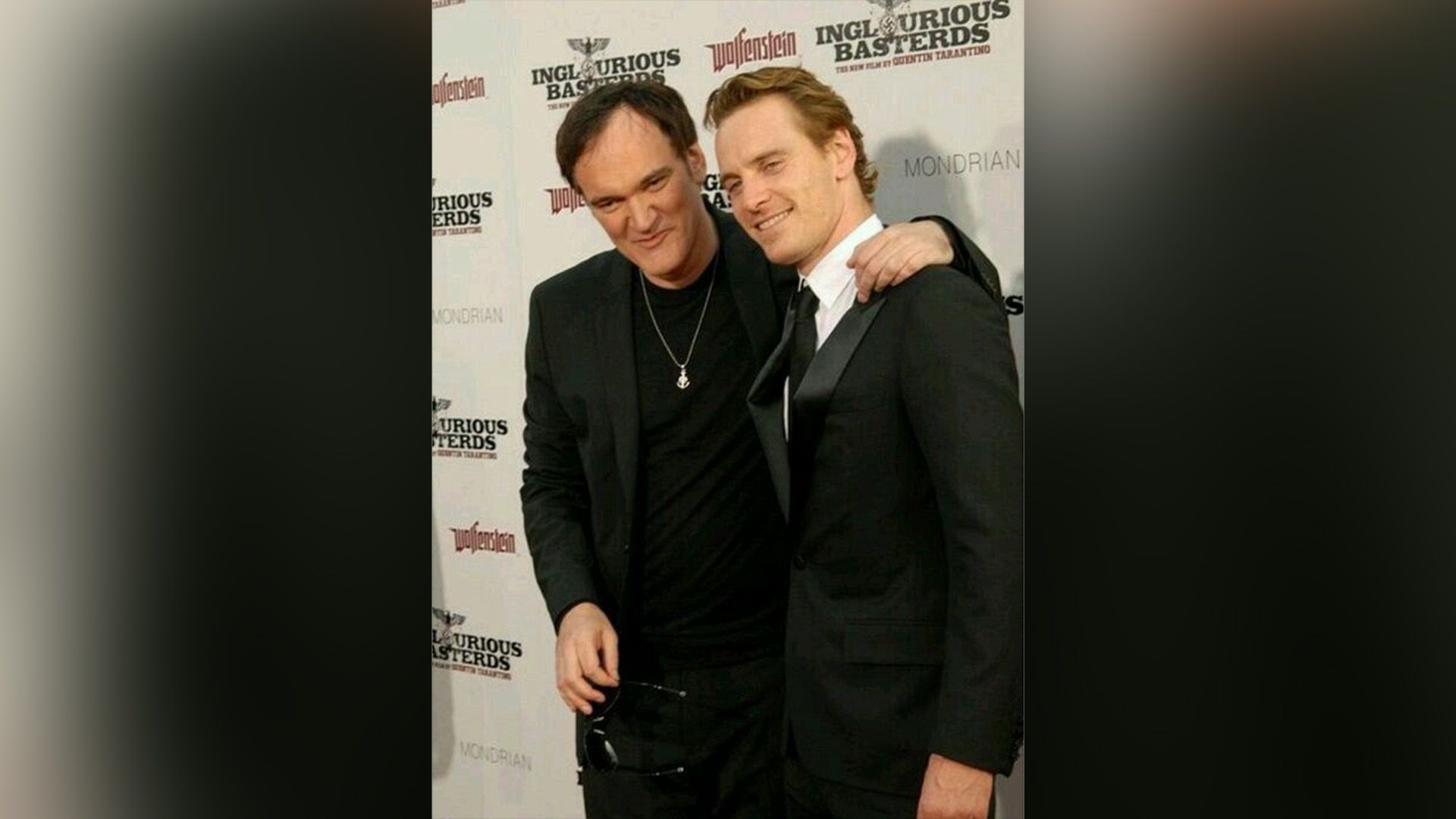 Quentin Tarantino abrazando a Michael Fassbender en el estreno de "Inglourious Basterds"