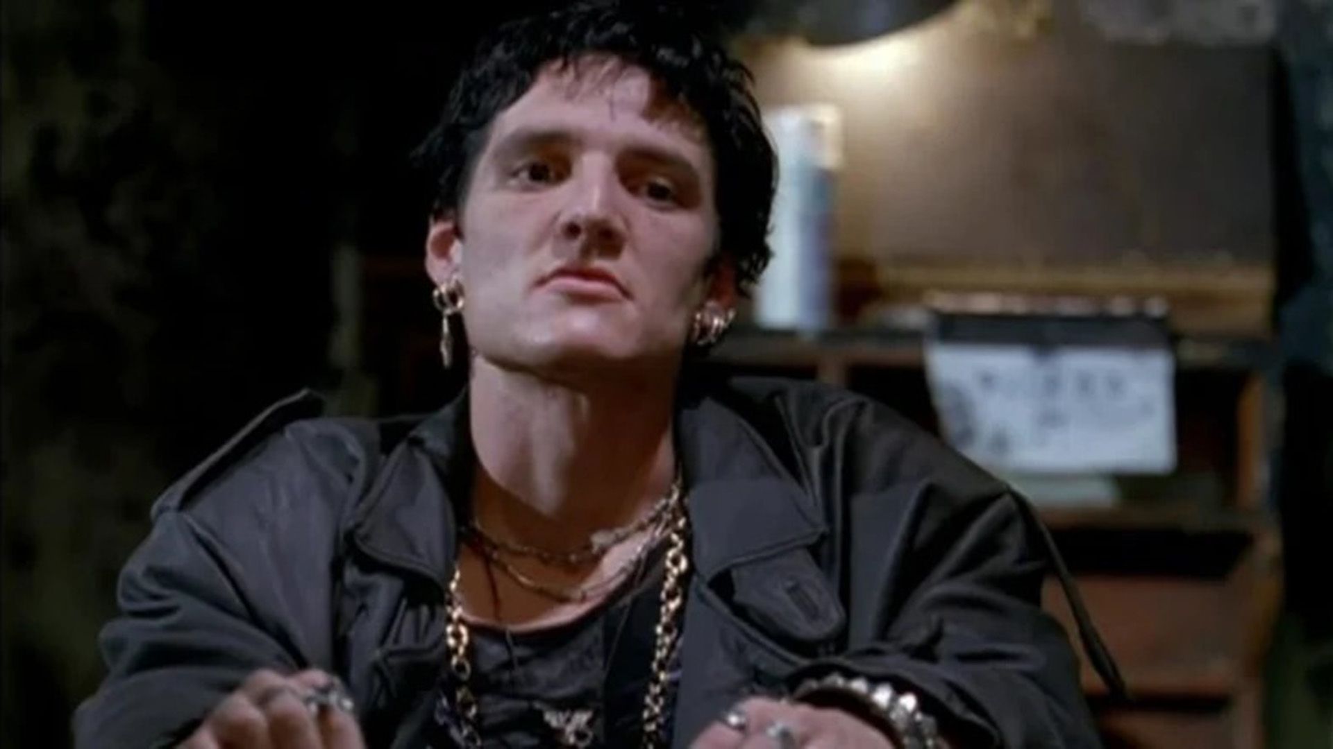 Joven Pedro Pascal en una imagen gótica en la serie "NYPD Blue"