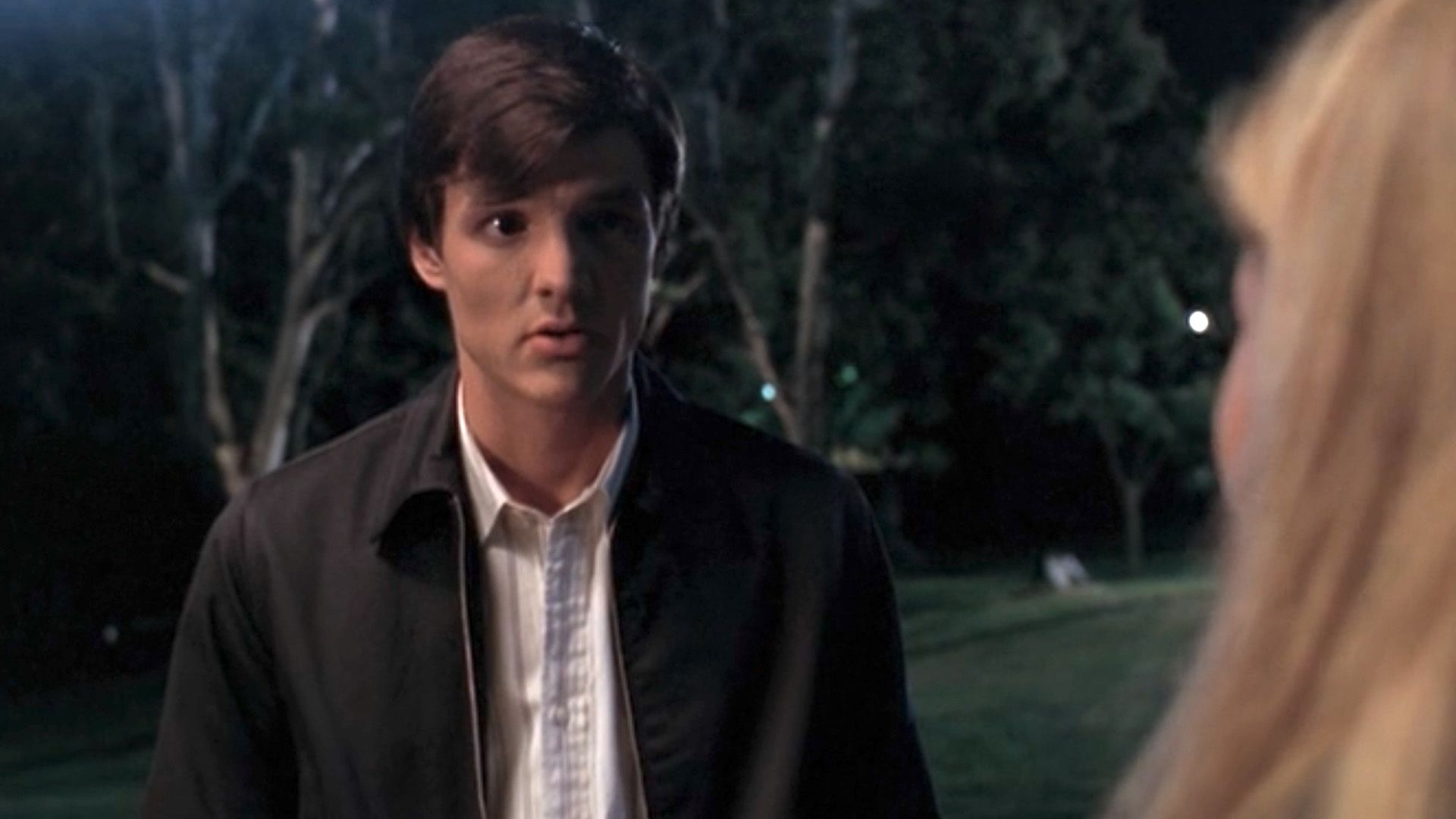 Joven Pedro Pascal en una calle por la noche en "Buffy the Vampire Slayer"