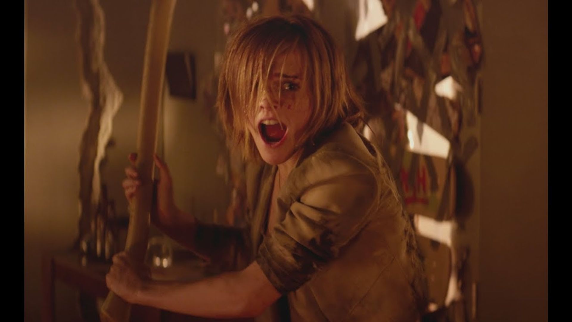 Emma Watson en la película, enfurecida, con un palo en las manos, rompiendo paredes