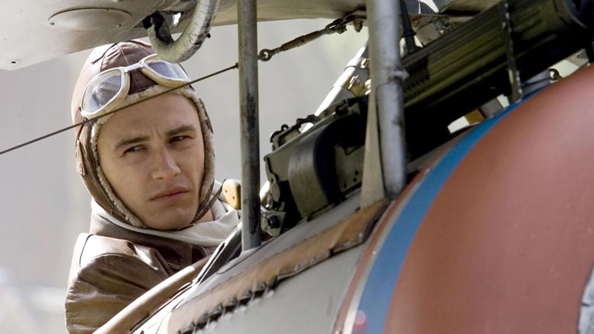 James Franco en un uniforme de piloto de la Primera Guerra Mundial junto a un avión militar
