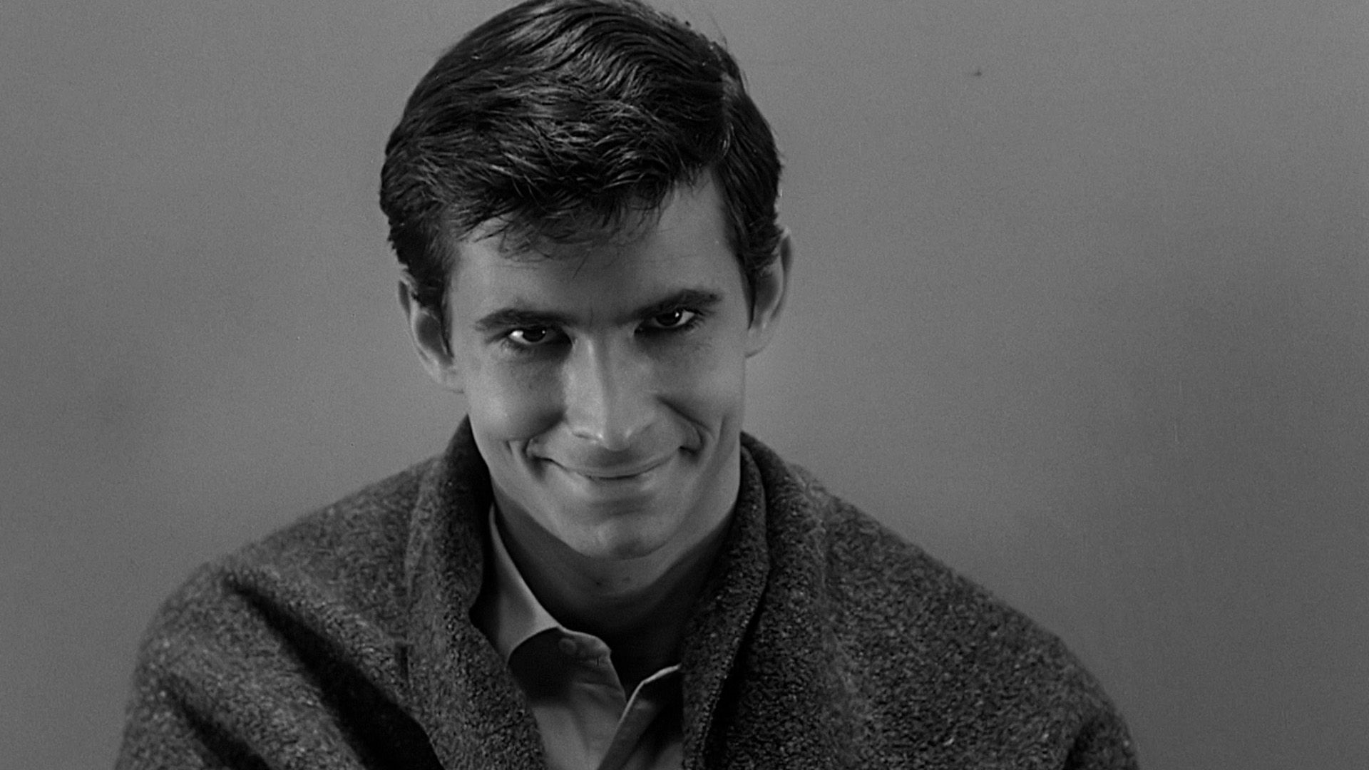 Anthony Perkins sonríe amenazadoramente en una escena de la película 'Psycho'