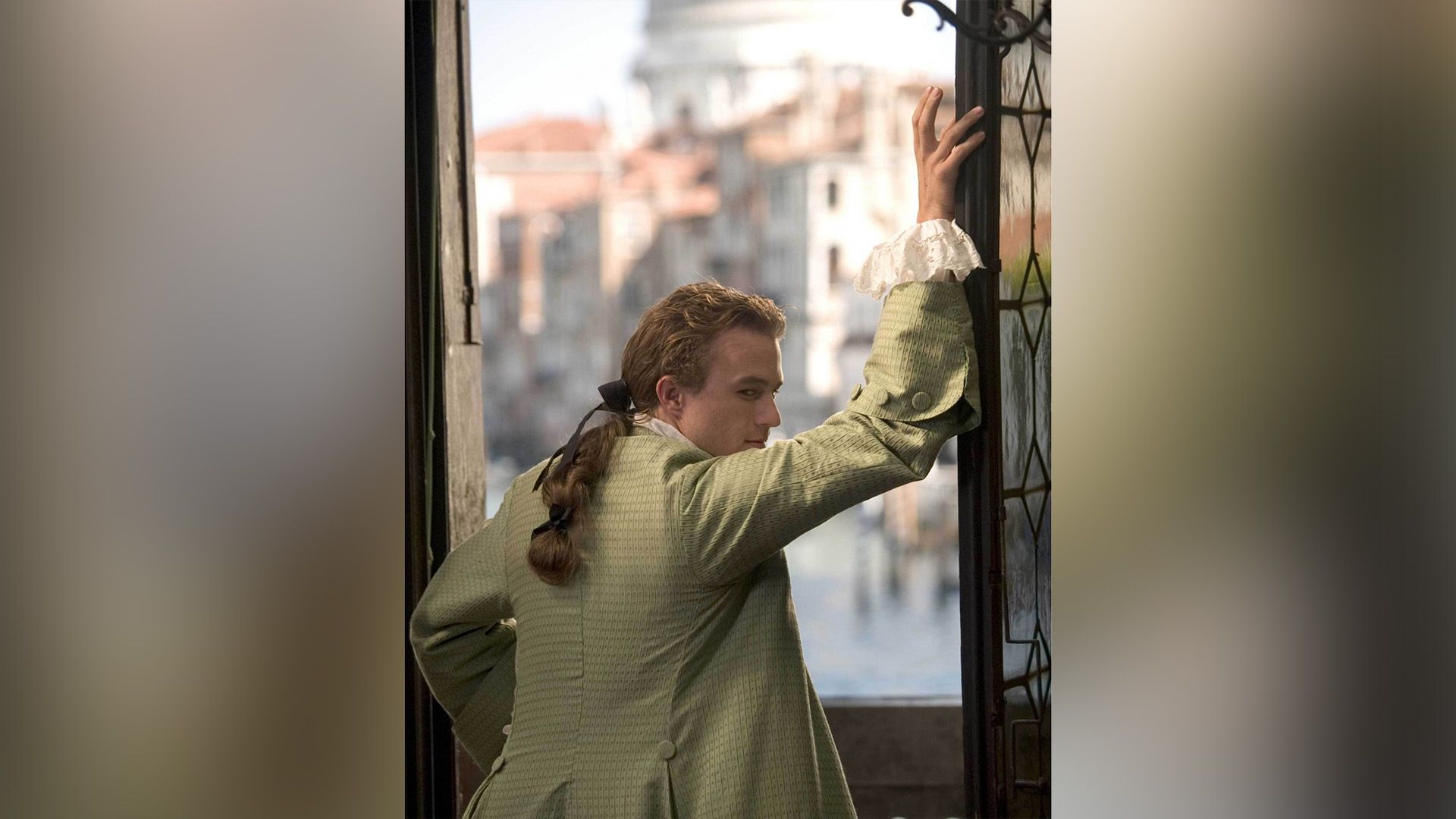 Heath Ledger como Casanova se apoya en el marco de la ventana en la película "Casanova"