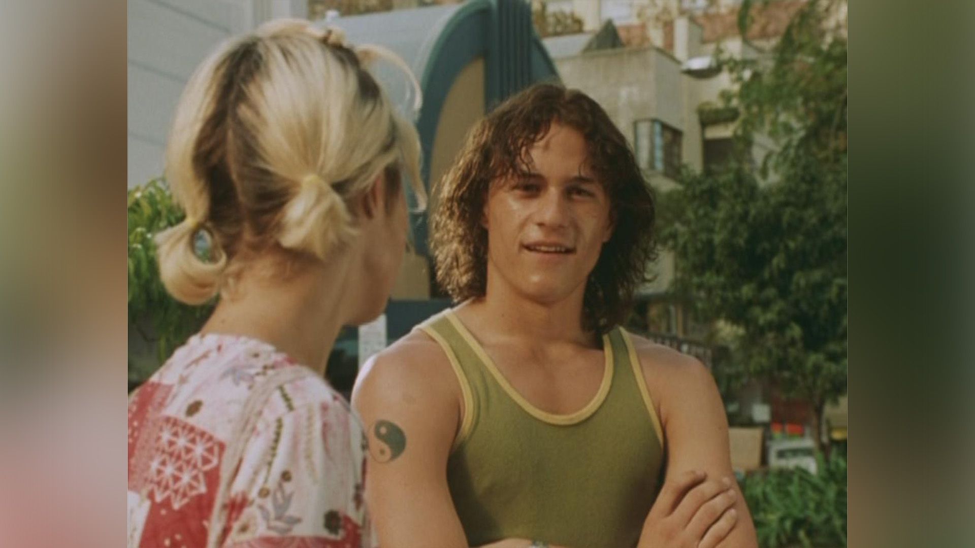 Heath Ledger de cabello largo con camiseta verde en la película 'Two Hands'