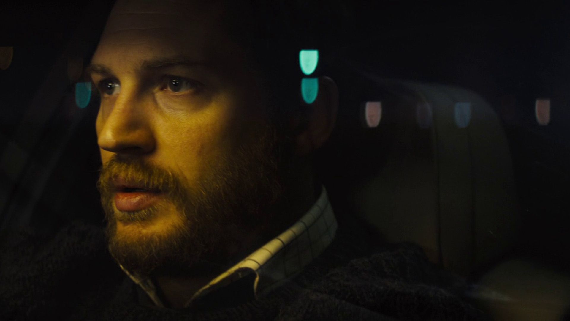 Tom Hardy en un primer plano dentro del coche