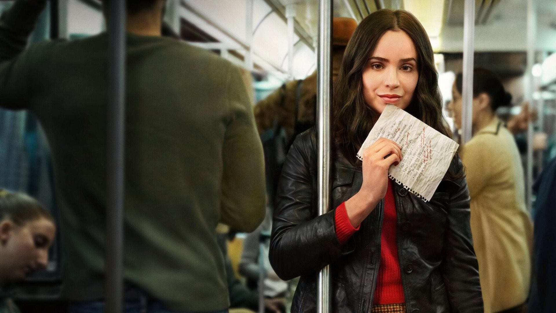 Sofia Carson en el vagón del metro sosteniendo una lista en su mano