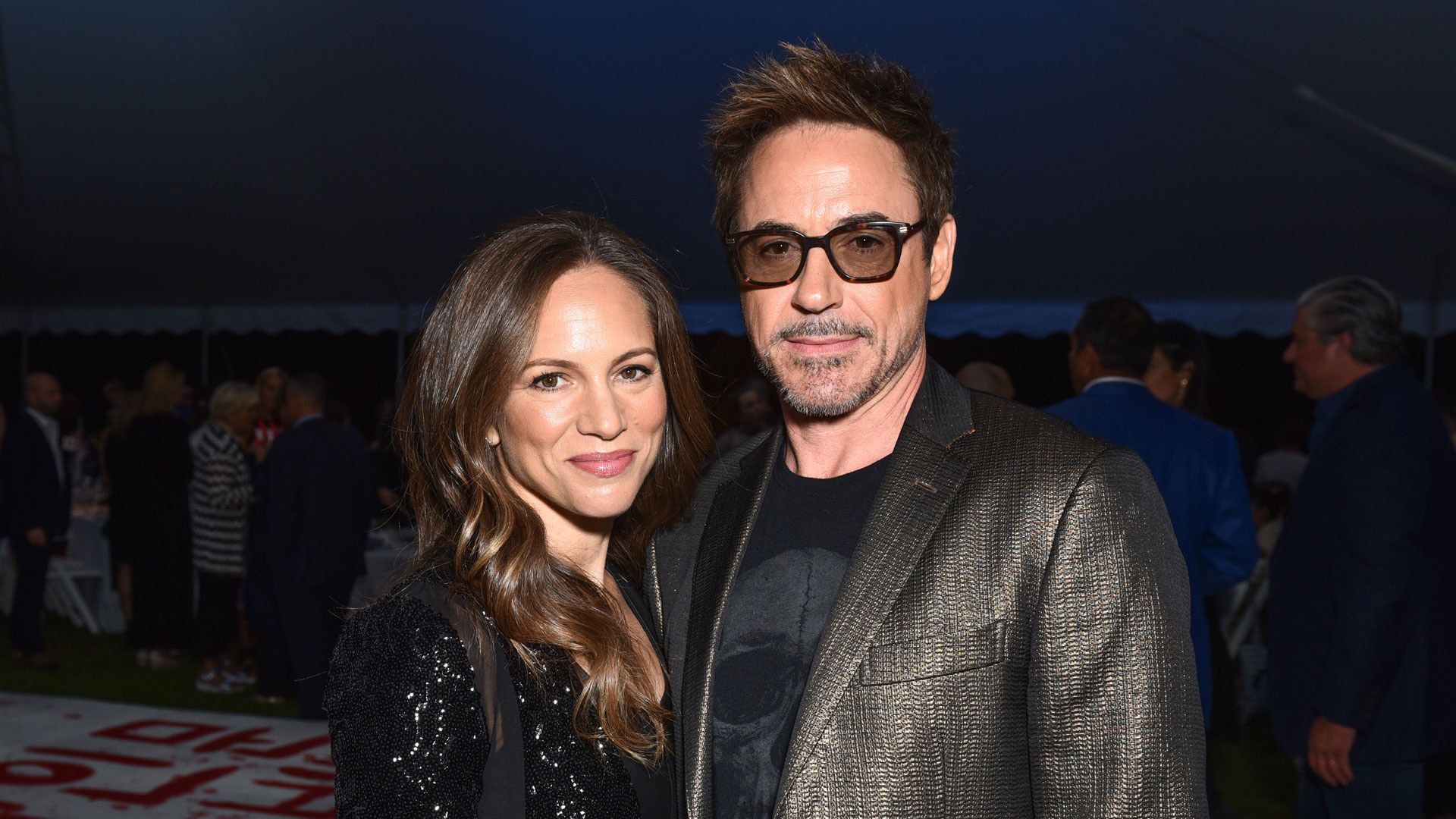 Susan Levin y Robert Downey Jr. en un evento social