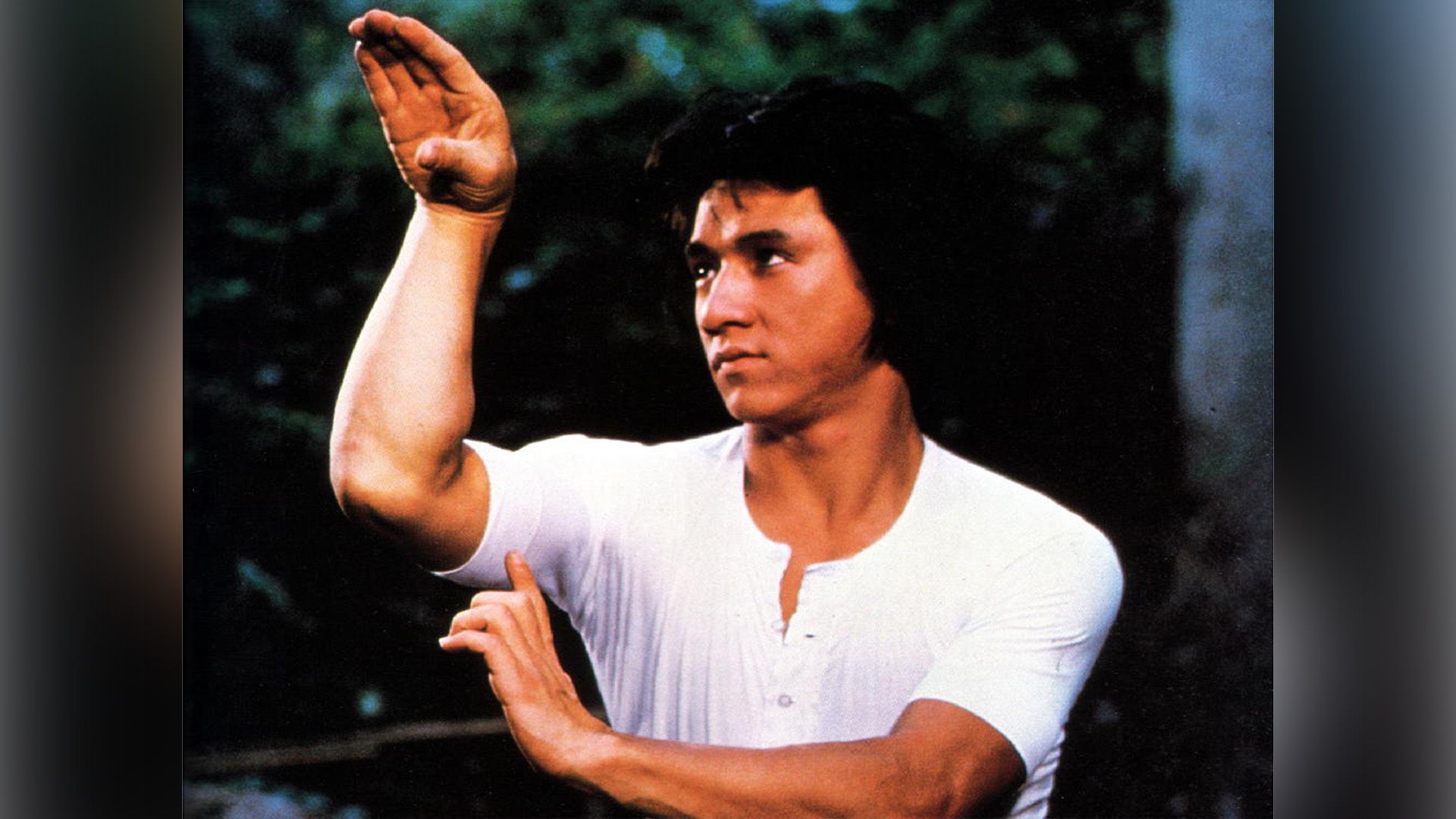 El joven Jackie Chan en posición de combate en una imagen de la película 'Snake in the Eagle's Shadow'