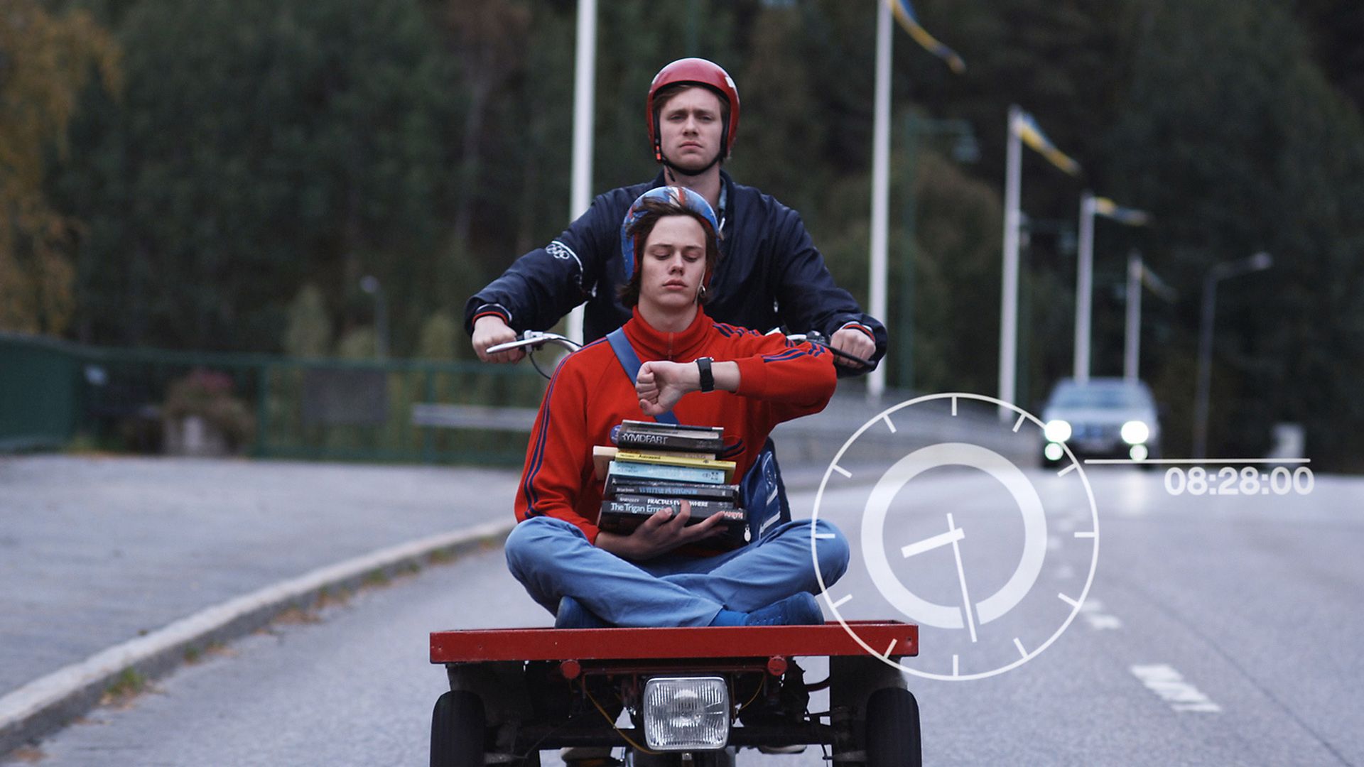 Martin Wallström lleva a Bill Skarsgård en un carrito con una pila de libros en sus manos