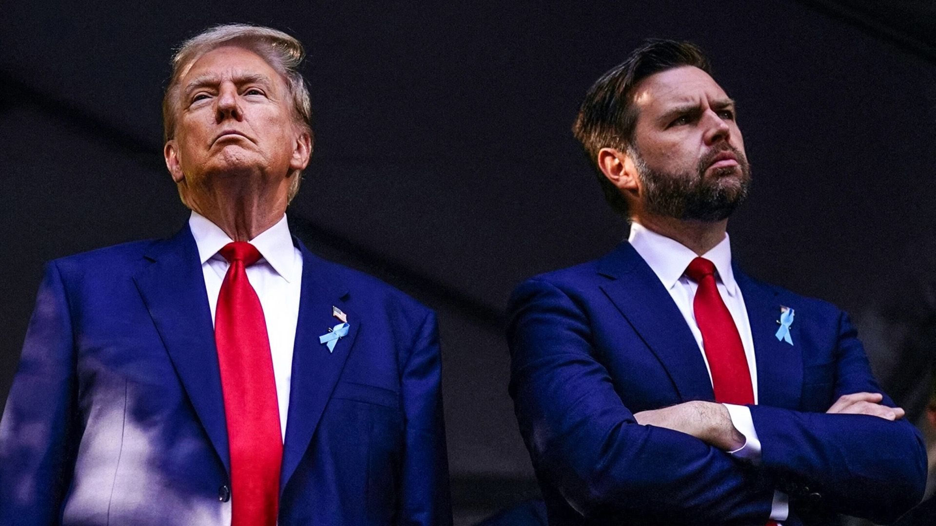 Donald Trump y J.D. Vance en chaquetas azules con corbatas rojas
