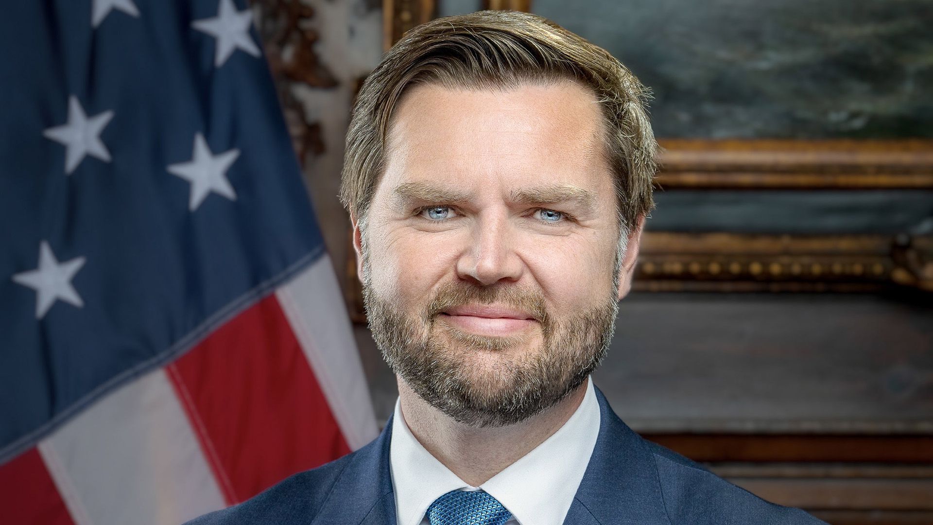 J.D. Vance en primer plano con el fondo de la bandera de EE. UU.