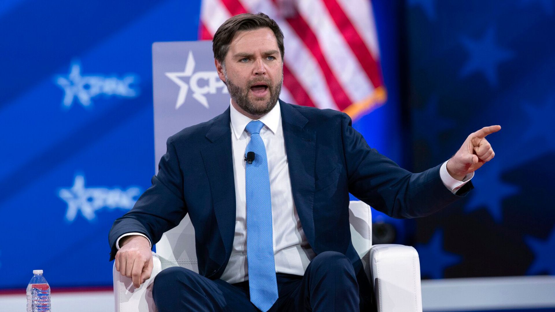 J.D. Vance en una silla blanca en el escenario