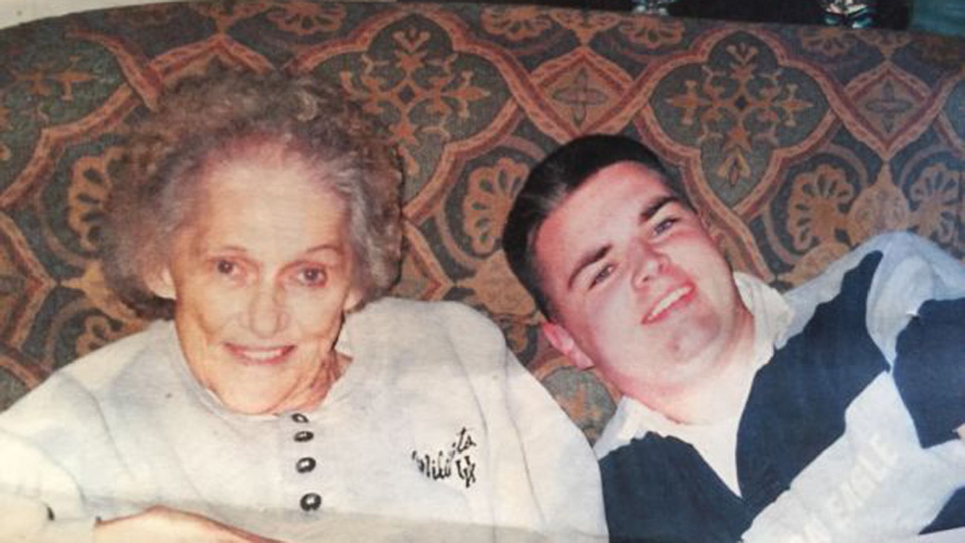 Joven JD Vance y su abuela, ambos sonriendo