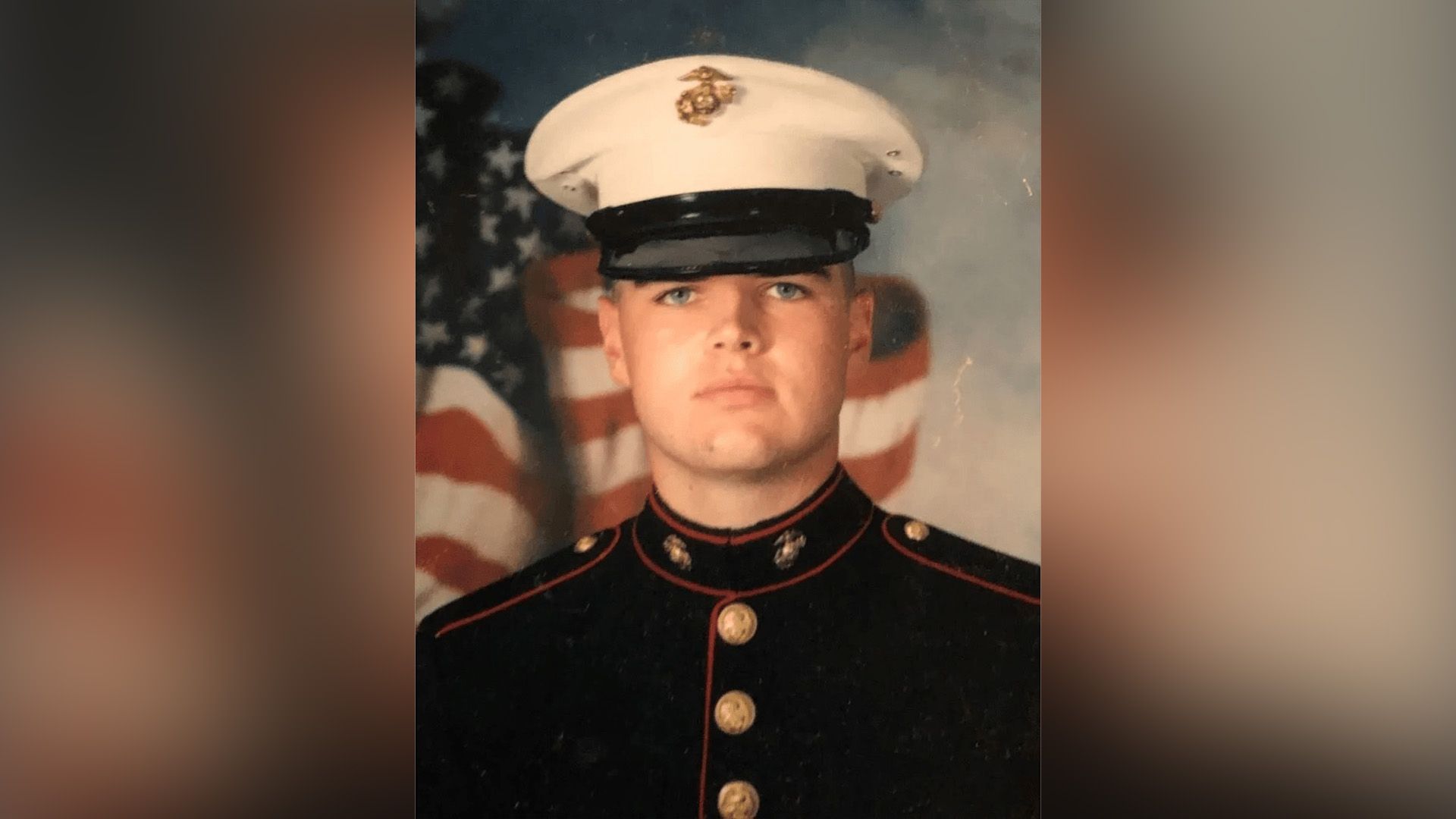 Joven J.D. Vance en un uniforme militar de desfile y gorra blanca
