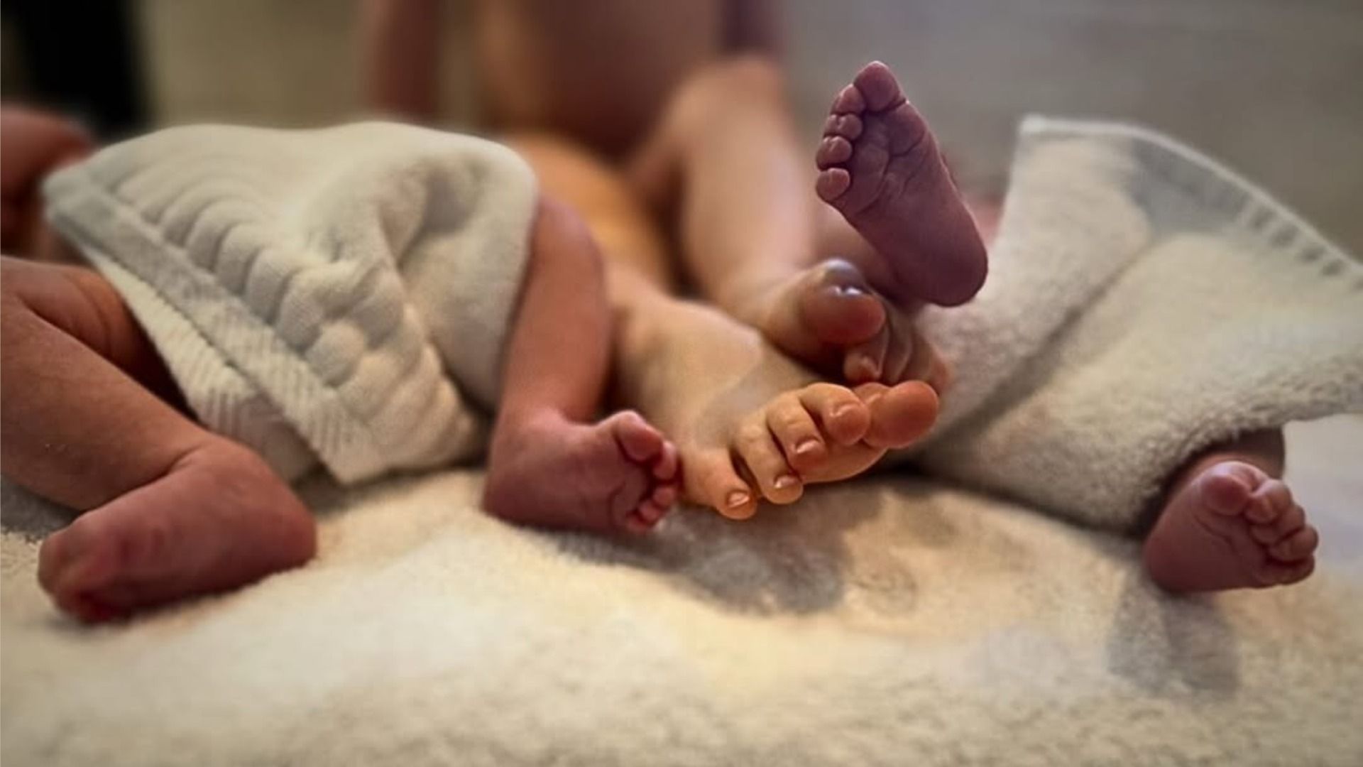Tres hijos de la actriz Amber Heard están acostados en la cama cubiertos con una manta