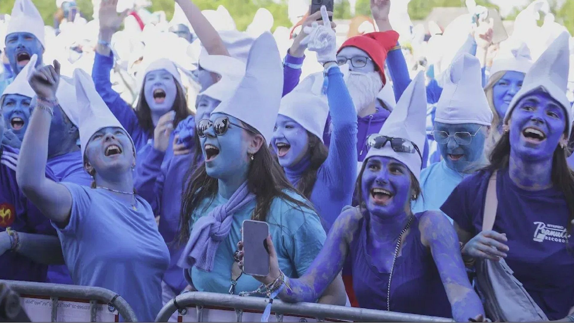 Ciudad de personas azules: Residentes de Francia establecen récord de pitufos en las calles