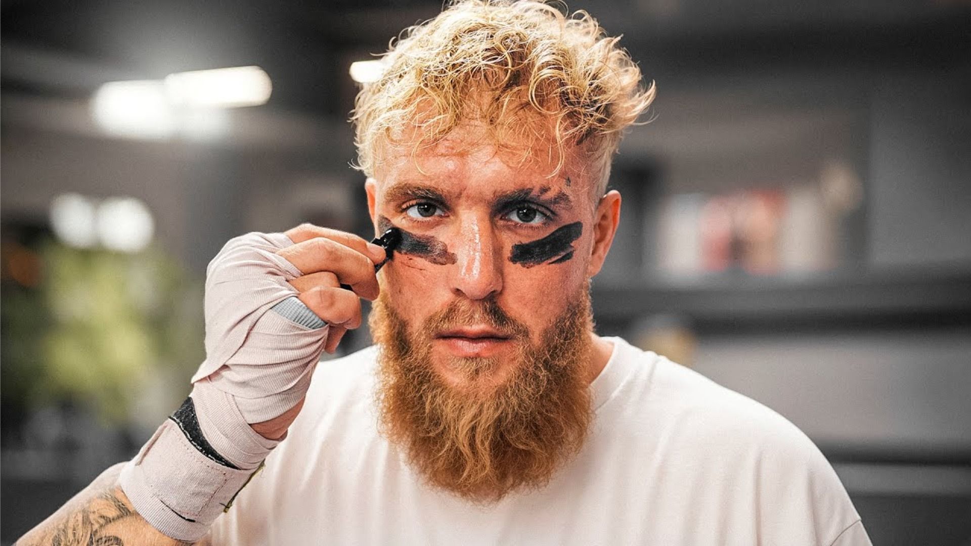 El blogger Jake Paul con una camiseta blanca y vestido de jugador de fútbol americano