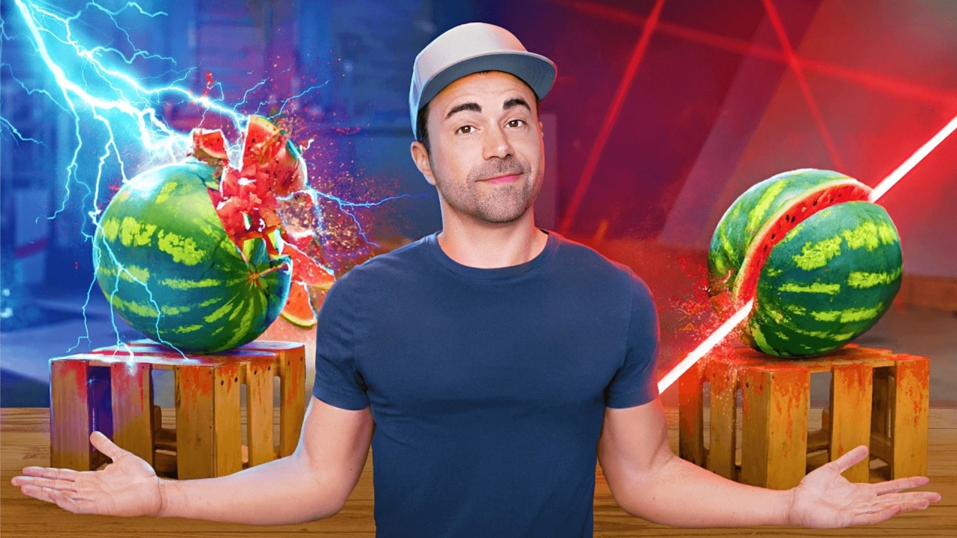 El bloguero Mark Rober con una camiseta azul y gorra junto a dos sandías
