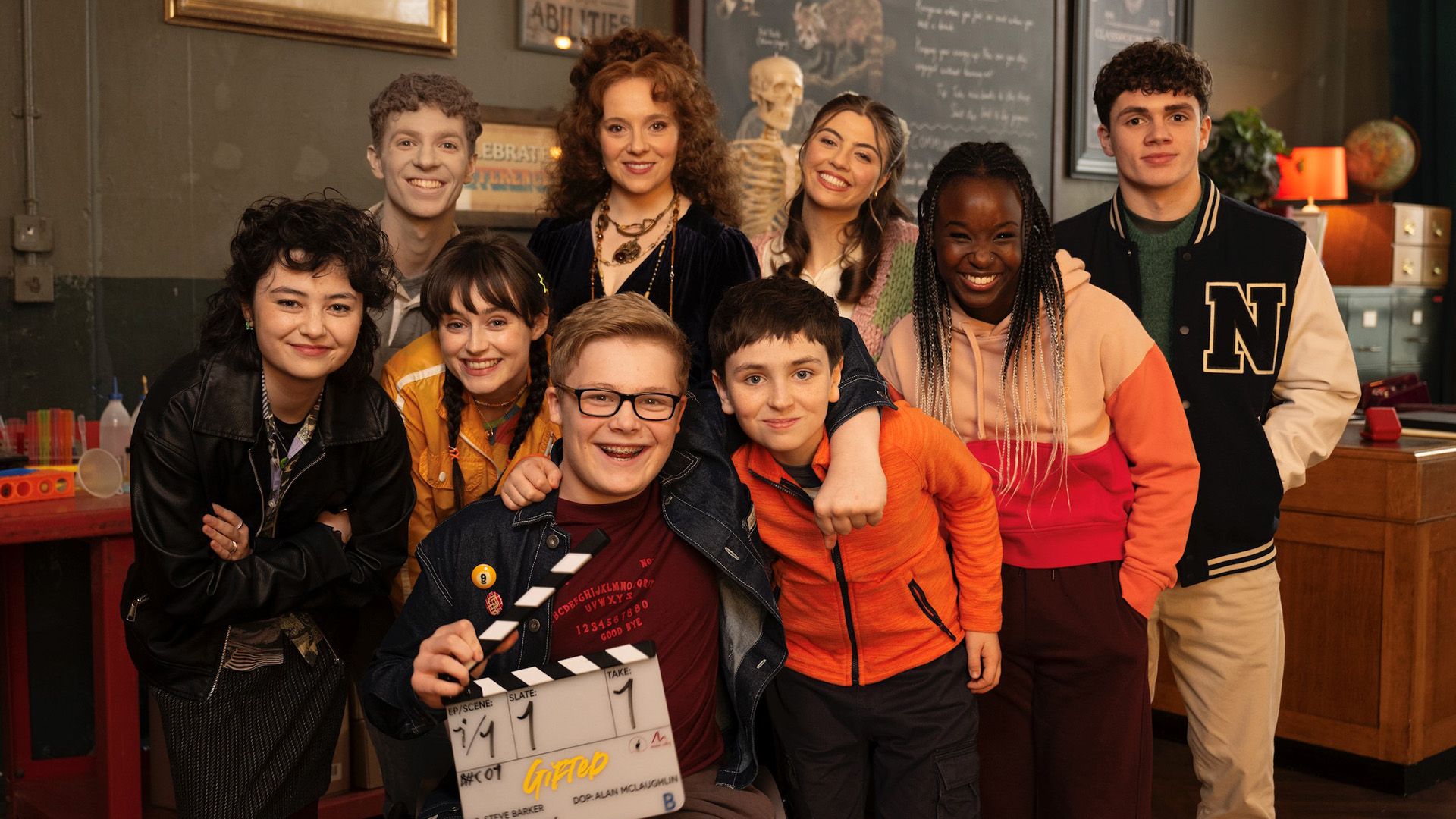 Dominic McLaughlin y otros actores de la serie "The Gifted" posan para una foto grupal