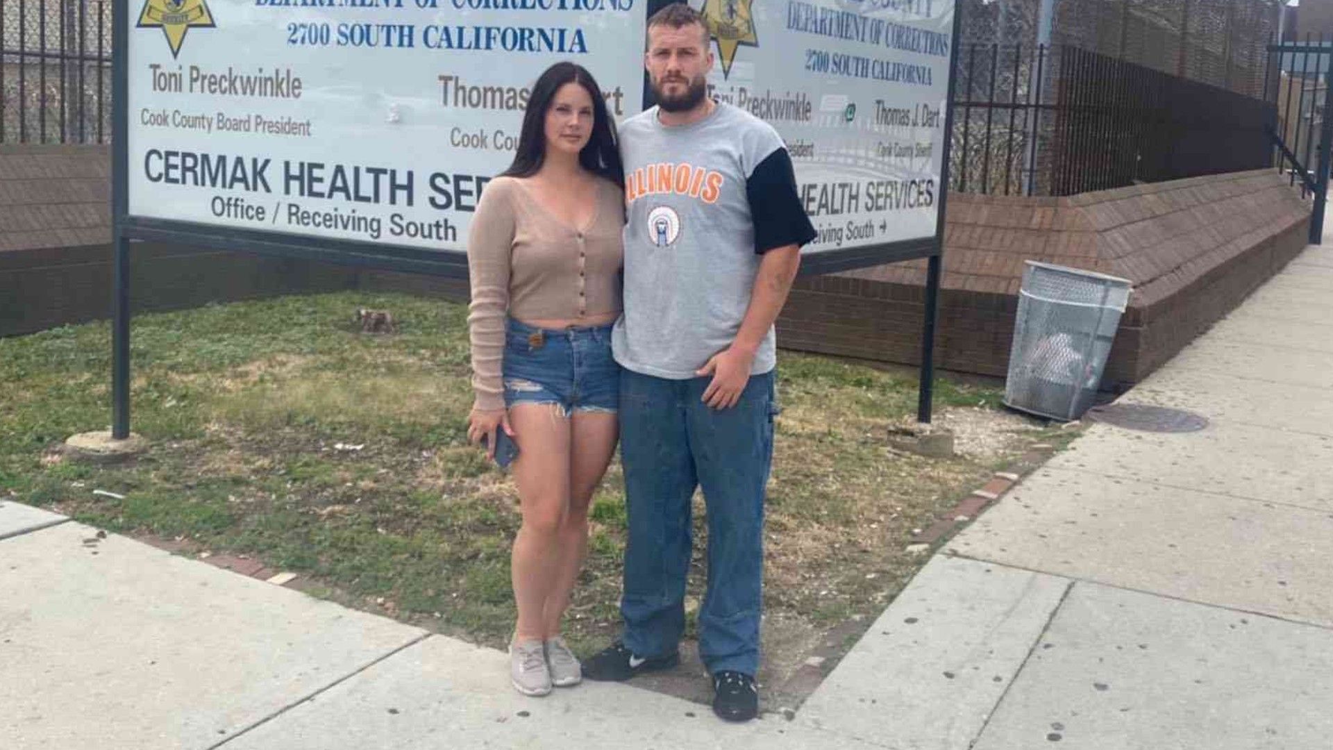 Lana Del Rey y Jack Donoghue. La pareja está parada en la calle junto a un letrero de Cermak Health Services en Chicago