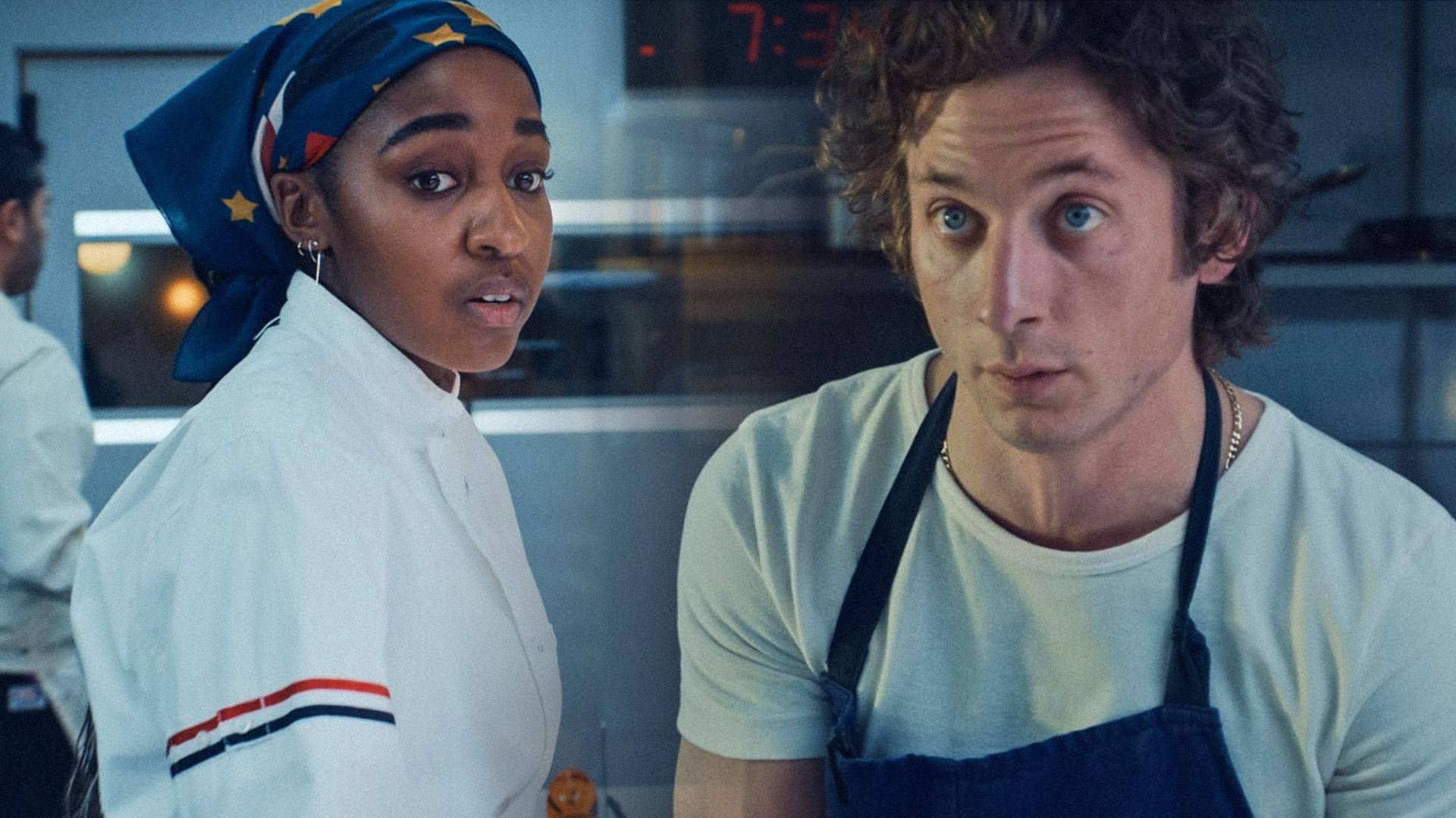 Una chica con pañuelo en la cabeza y ropa de chef y el actor Jeremy Allen White con delantal azul