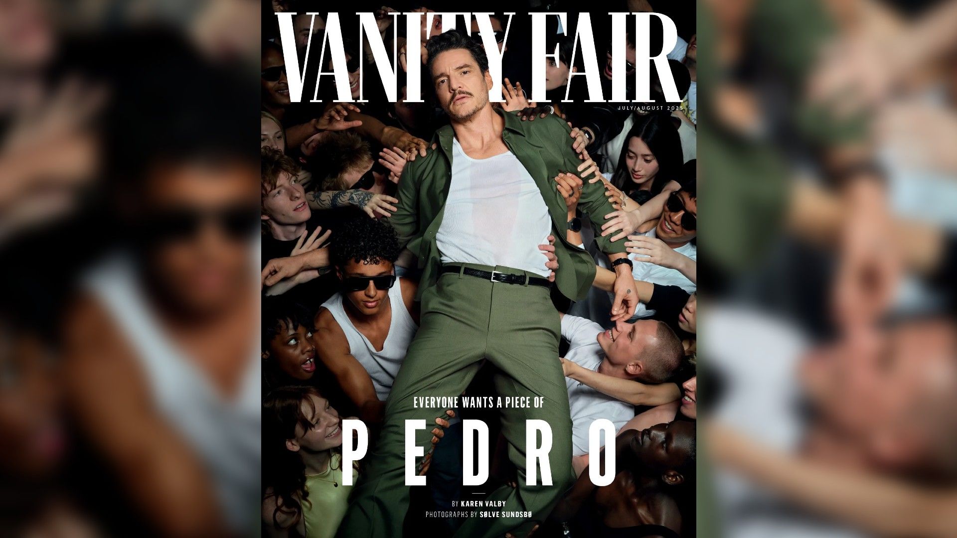 Pedro Pascal siendo cargado en brazos de la gente con el texto de Vanity Fair arriba
