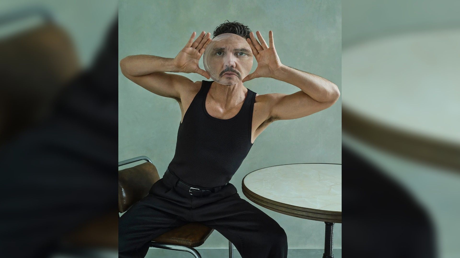 Pedro Pascal sosteniendo una lupa y mirando a través de ella