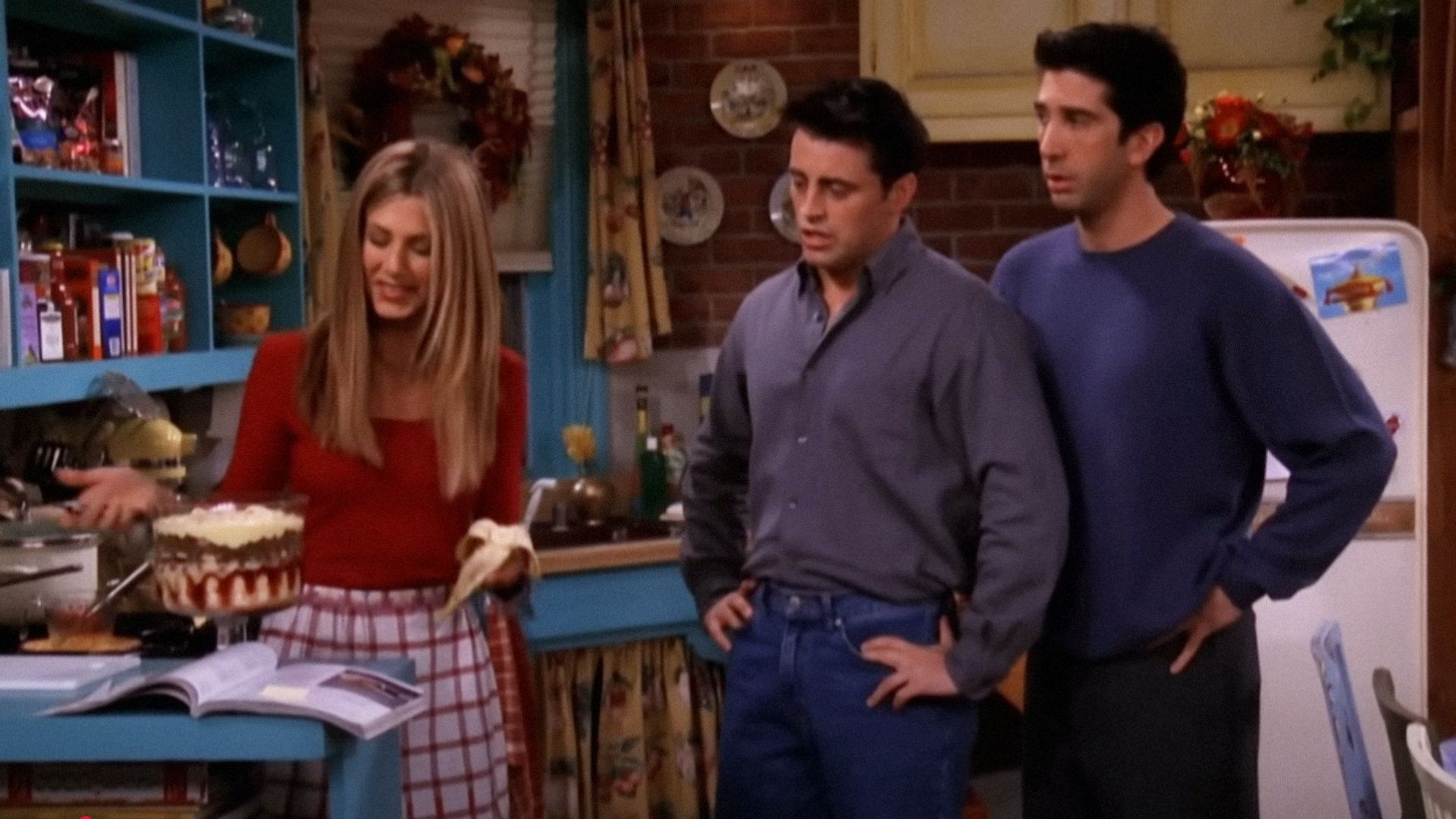 Los actores Jennifer Aniston, David Schwimmer y Matt LeBlanc mirando una fuente transparente con cazuela