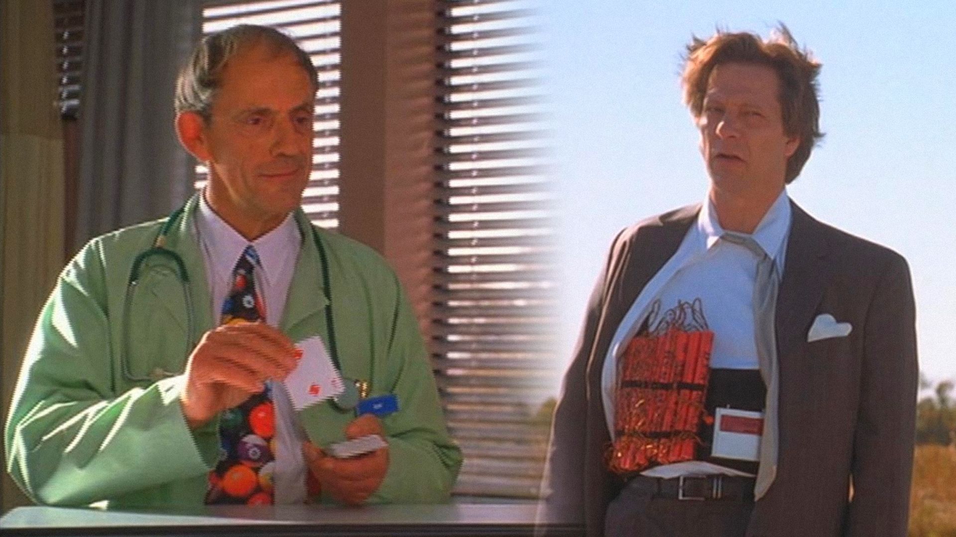 El actor Christopher Lloyd en bata con cartas en las manos, el actor Chris Cooper en chaqueta con explosivos