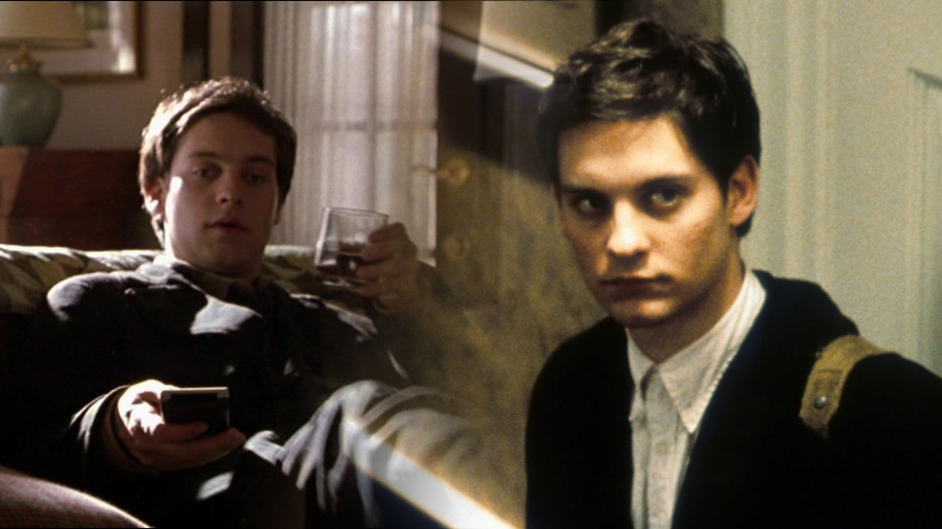 El actor Tobey Maguire vestido de negro sentado en una cama con un vaso en las manos