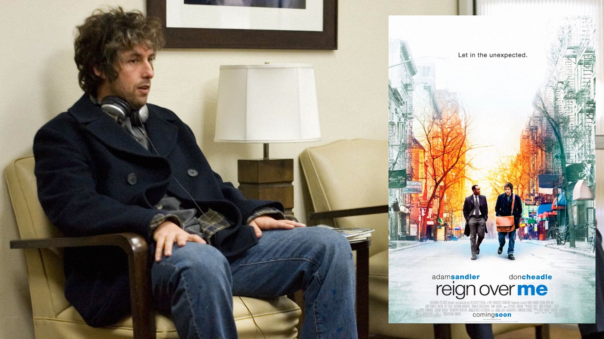 El actor Adam Sandler con abrigo negro está sentado en una silla junto a un póster de la película que lo muestra caminando por la calle