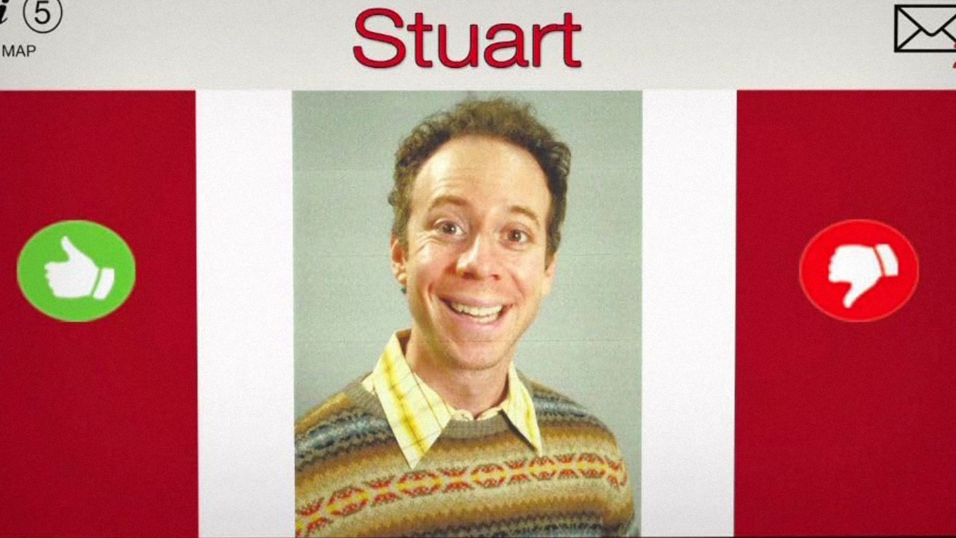 El actor Kevin Sussman con un suéter marrón sonríe contra un fondo con el nombre "Stuart"