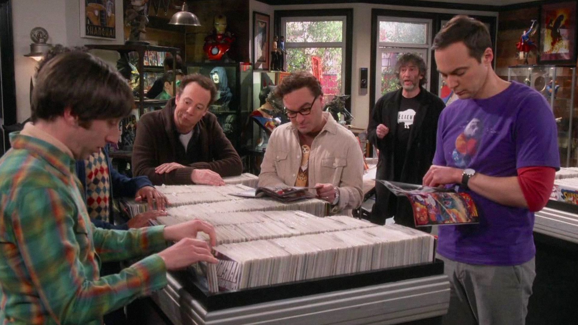 Los actores Kevin Sussman y Jim Parsons están parados en una tienda de cómics mirando cómics