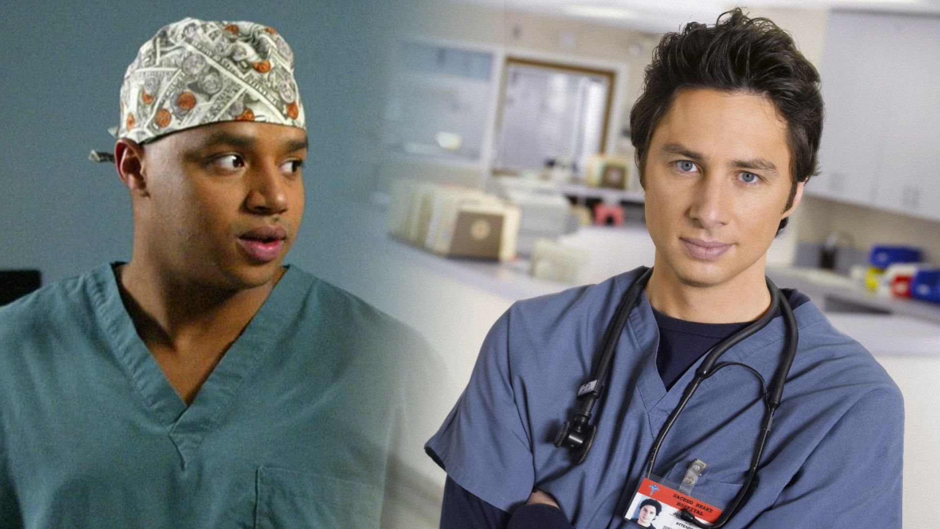 Los actores Donald Faison y Zach Braff en batas médicas sonriendo ligeramente