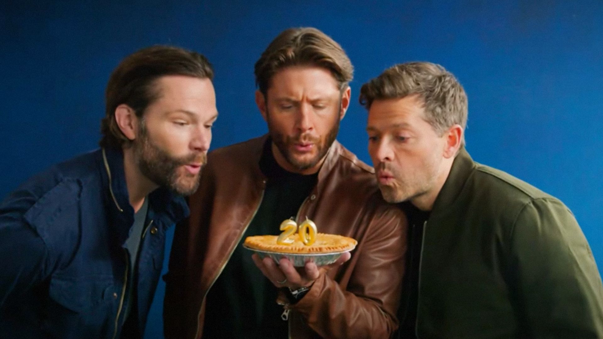 Los actores Jared Padalecki, Jensen Ackles y Misha Collins soplan las velas de un pastel