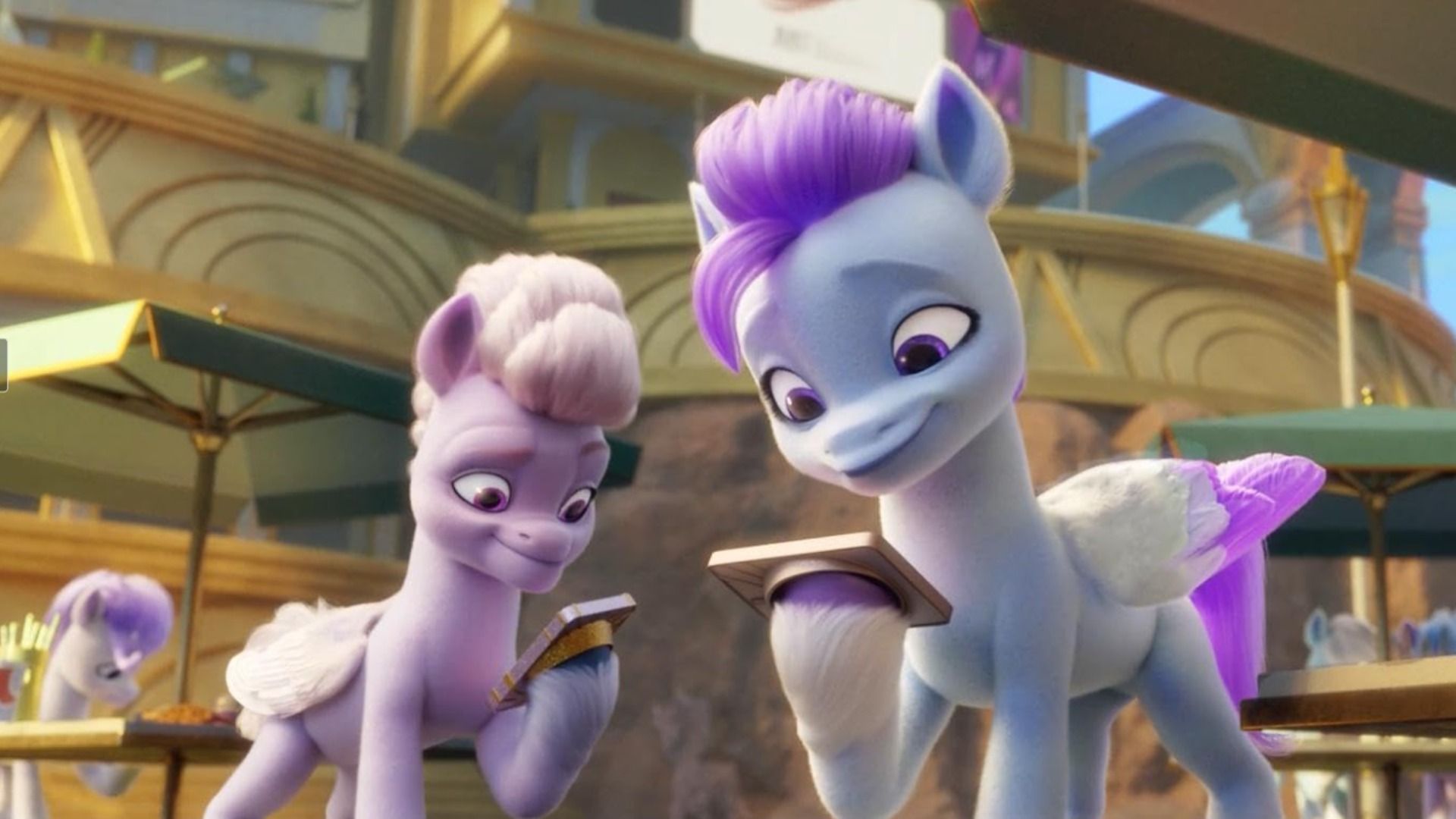 Un pony con melena rosa y un pony con melena morada sosteniendo teléfonos con sus cascos