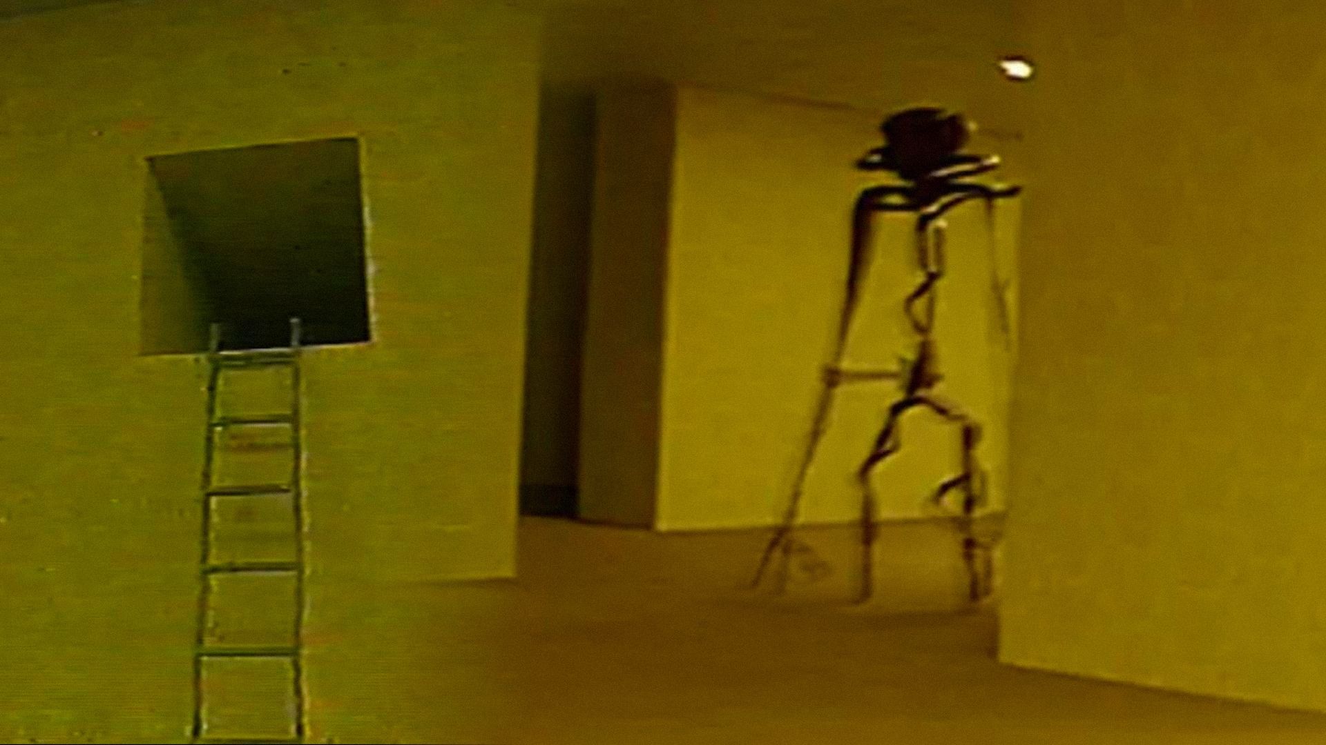 Una escalera que conduce a una abertura cuadrada en la pared con un monstruo negro de brazos largos cerca en una habitación amarilla