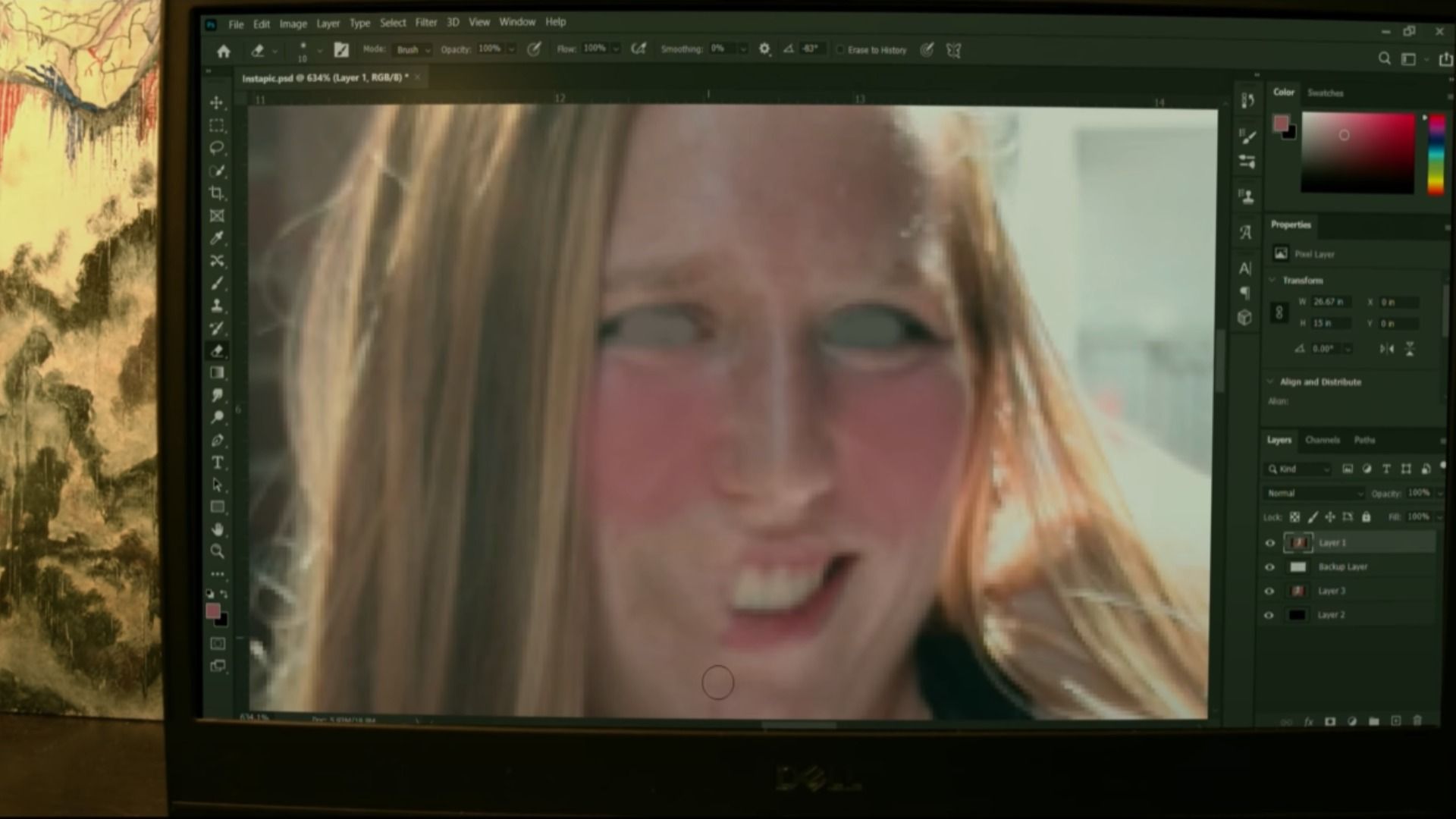 Imagen retocada de una chica cuyos ojos han sido borrados