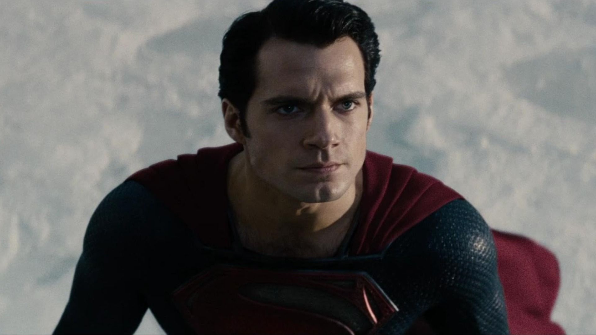 El actor Henry Cavill con un traje de superhéroe azul y rojo con la letra S en el pecho