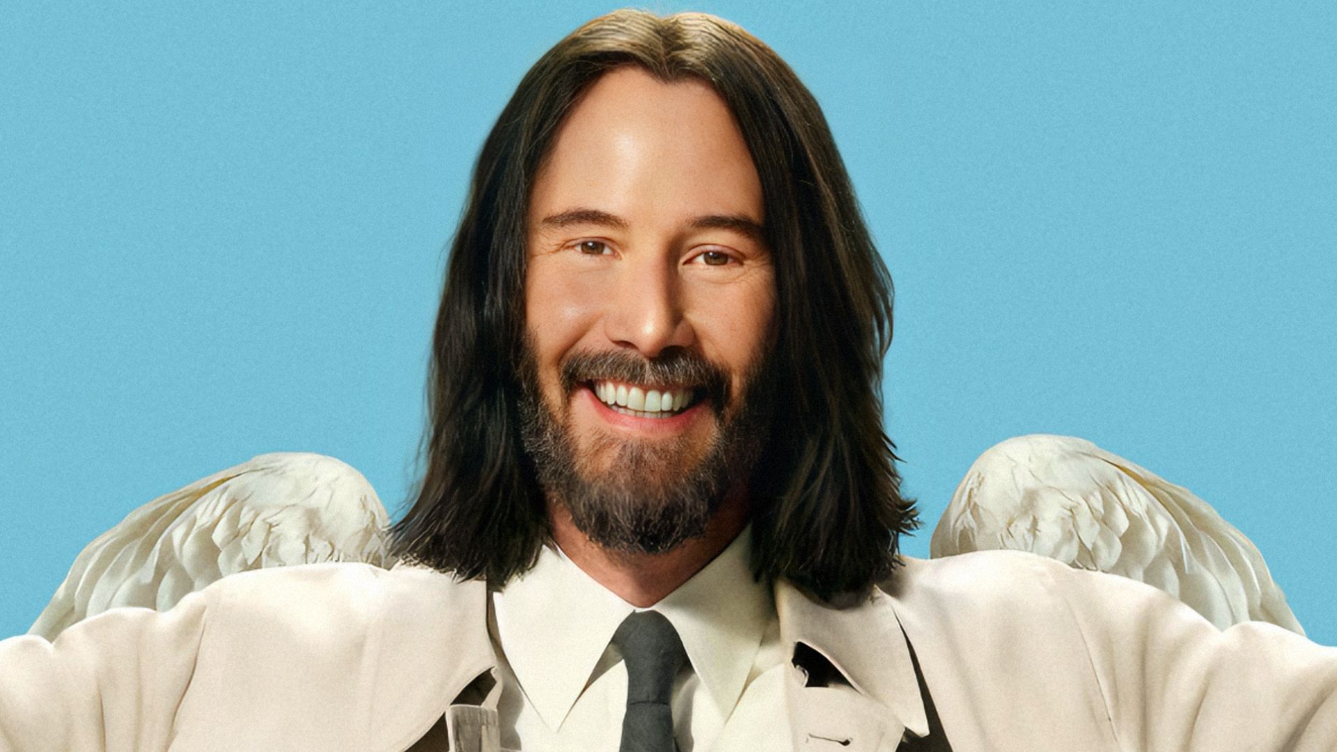 El actor Keanu Reeves con un abrigo beige y alas blancas en la espalda sonríe a la cámara contra un fondo azul
