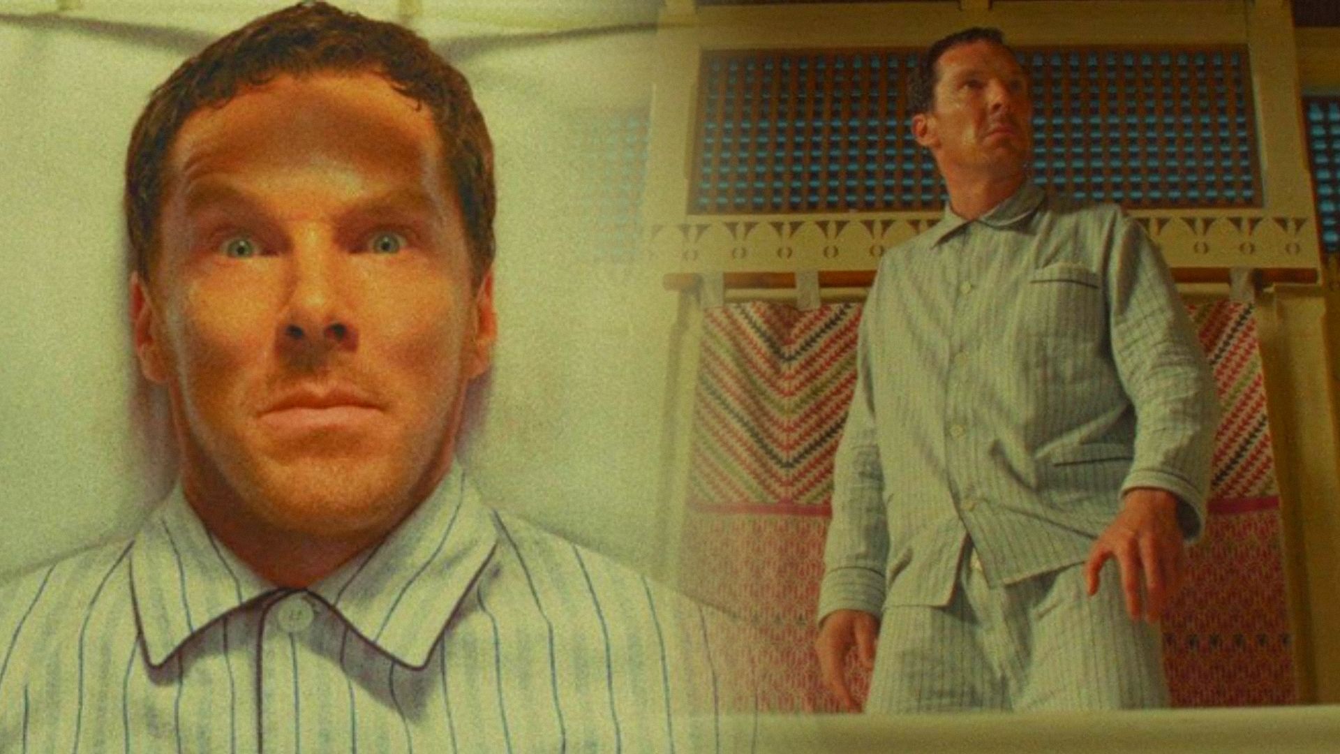 Actor Benedict Cumberbatch en pijama gris de pie sobre una cama