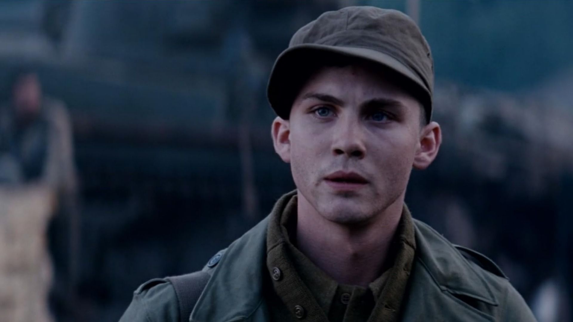 El actor Logan Lerman con uniforme militar y gorra en la cabeza