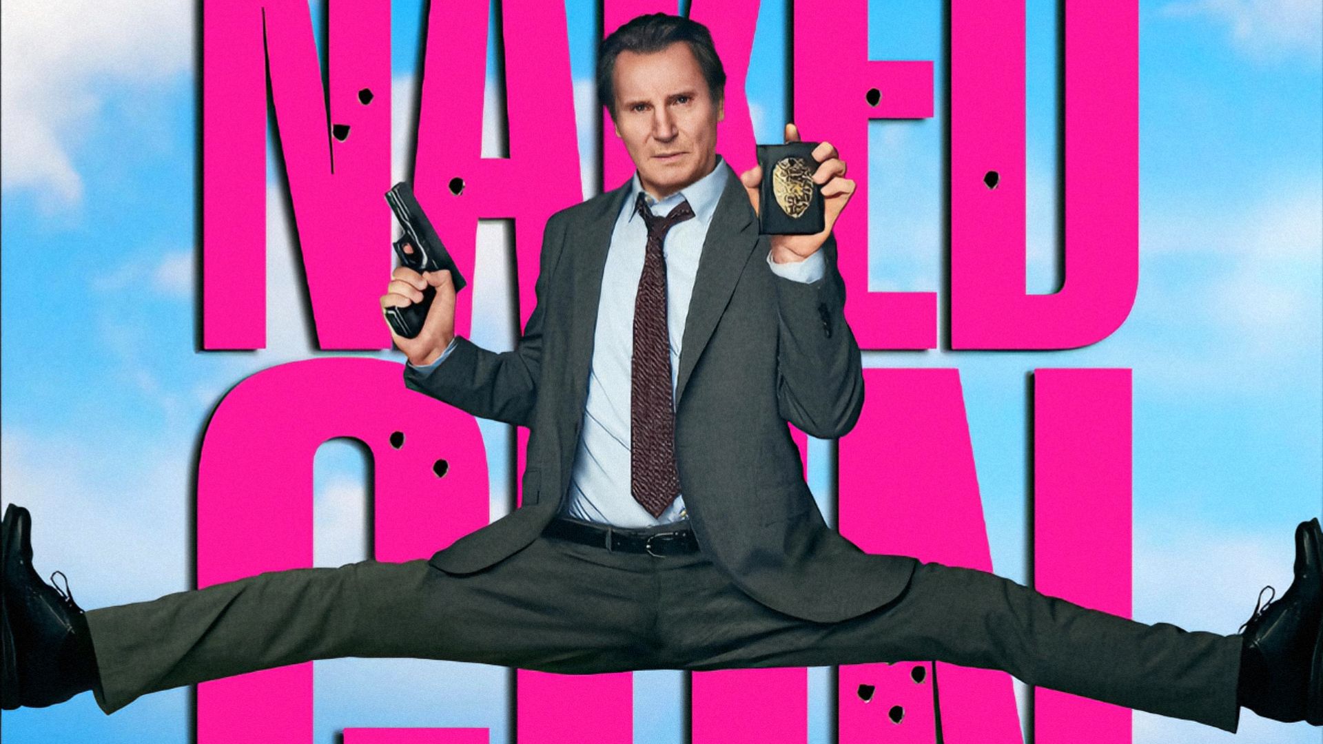 El actor Liam Neeson sentado en una posición de spagat sosteniendo una pistola y una placa policial