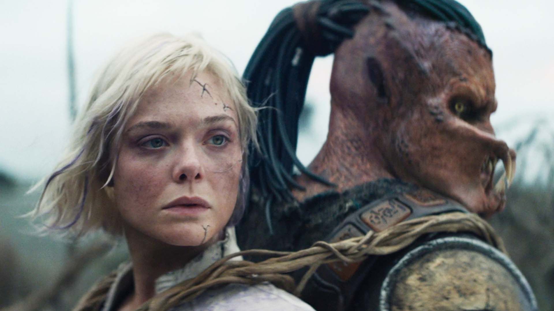 Elle Fanning y su coprotagonista en Predator: Badlands