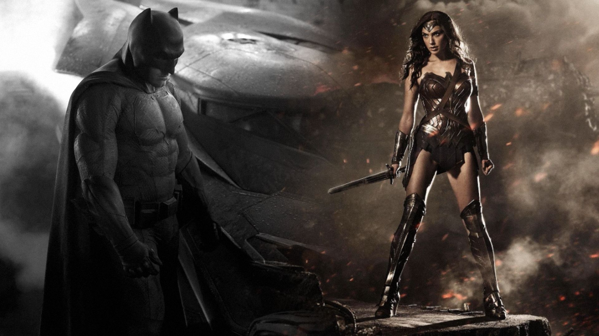 El actor Ben Affleck con un traje negro con cuernos y la actriz Gal Gadot con un corsé burdeos sosteniendo una espada