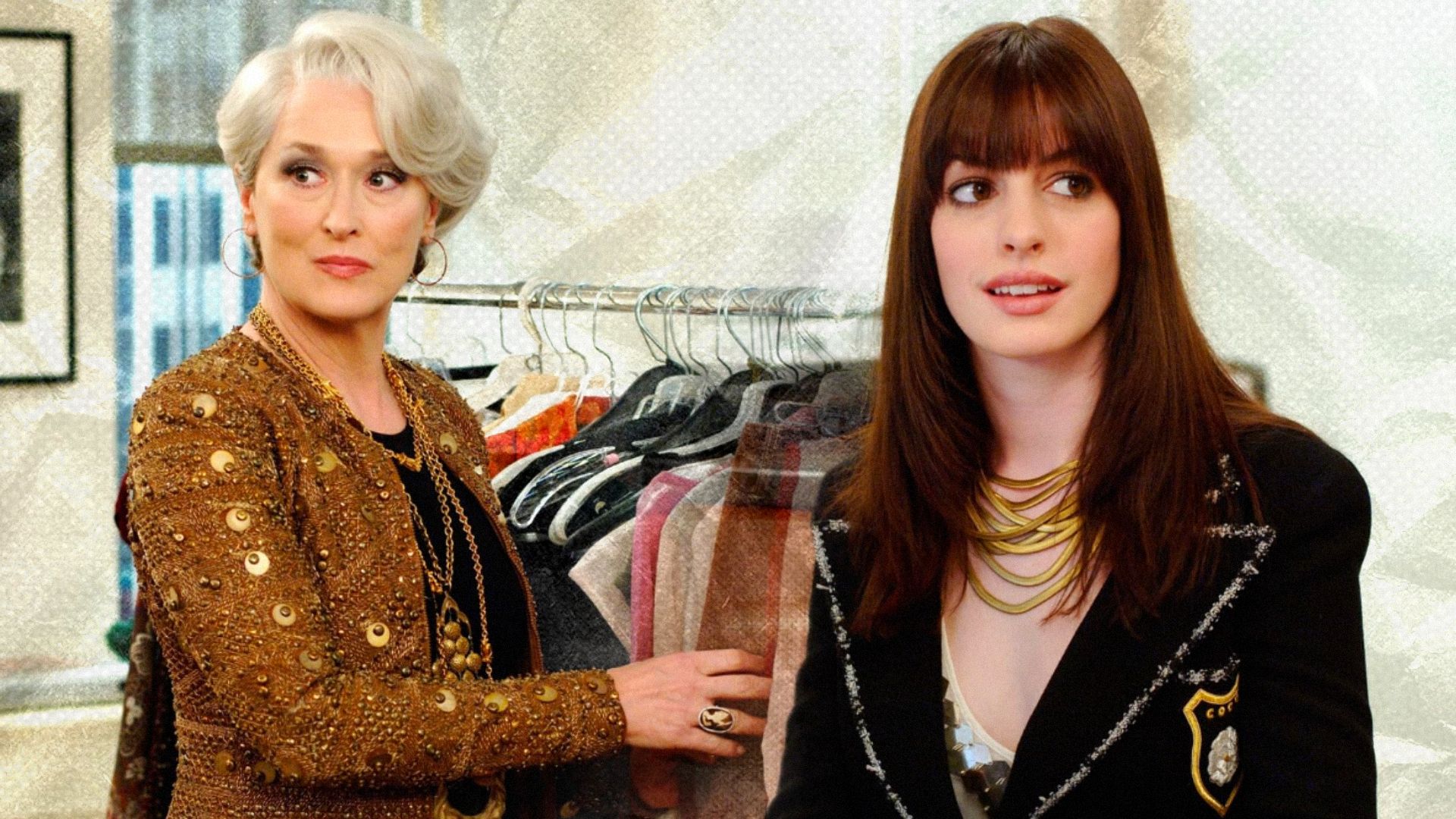 La actriz Meryl Streep con ropa marrón mirando hacia un lado, la actriz Anne Hathaway con un blazer negro y joyas doradas alrededor del cuello