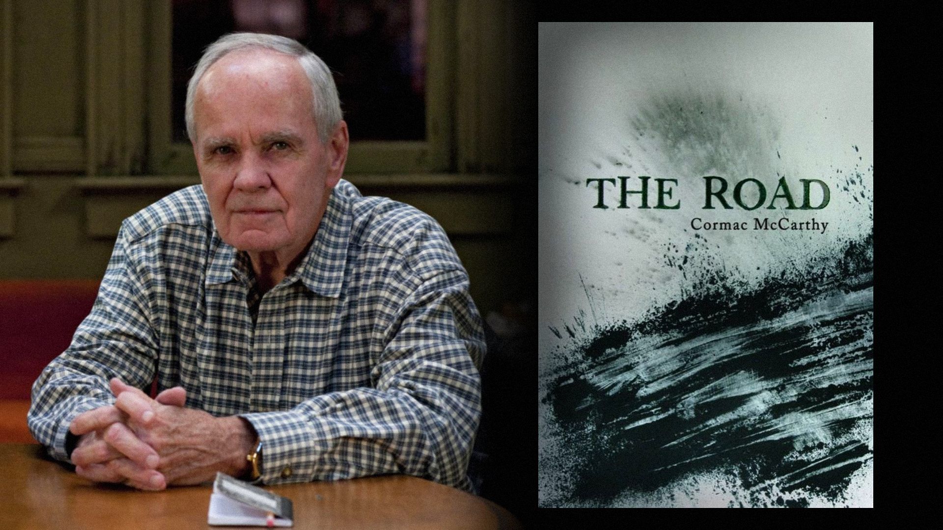 El escritor Cormac McCarthy con camisa a cuadros sentado en una mesa, junto a la portada de un libro con manchas de tinta negra